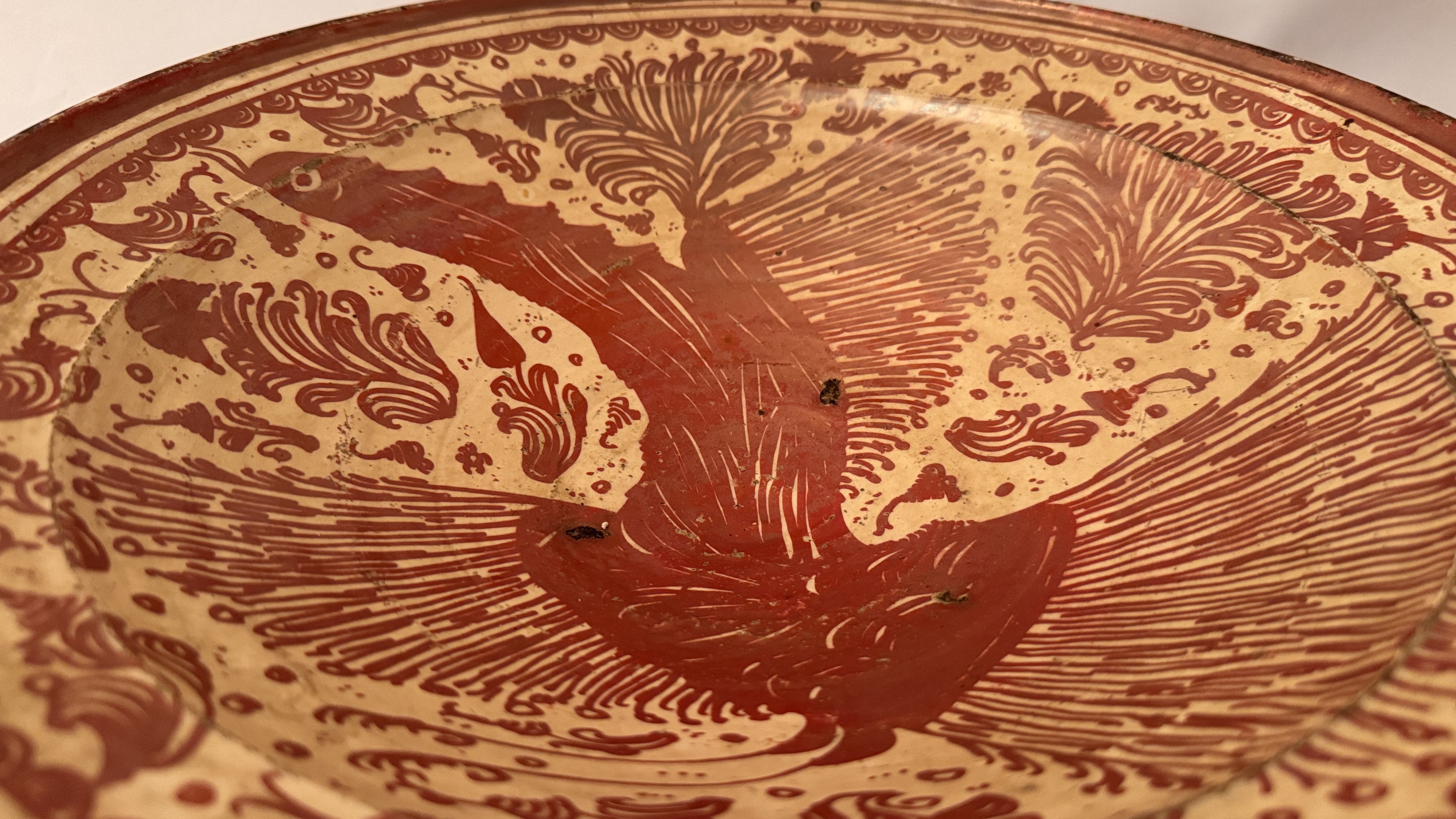 Lote 115- Importante plato hondo Manisero hispano-morisco de loza con lustre metalico. Siglo XVII - 1000/1200 eur.