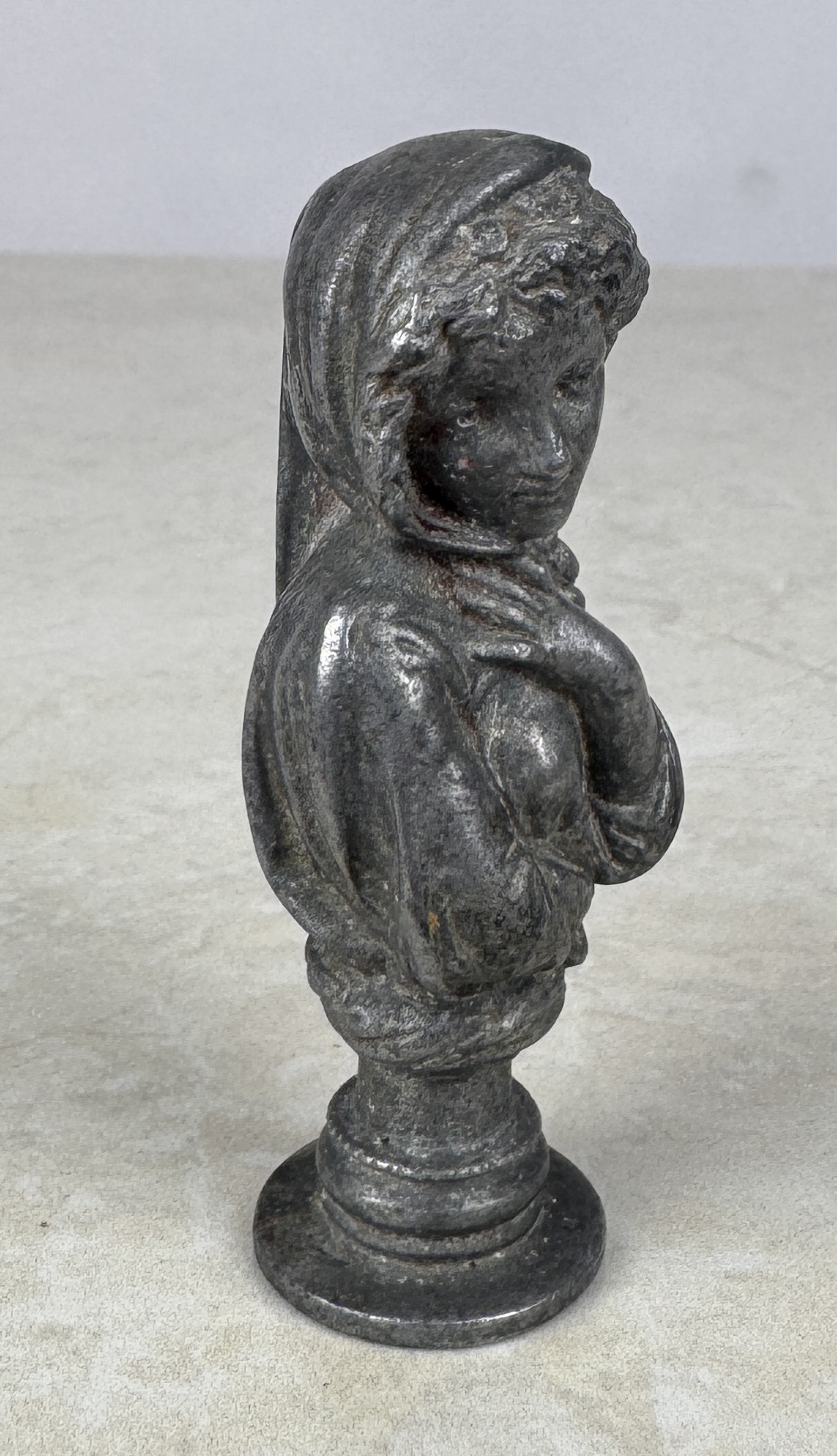 Lote 108- Según HOUDON Jean Antoine (1741-1828), "La friolera" pequeño sello de metal patinado- 30/40 eur.