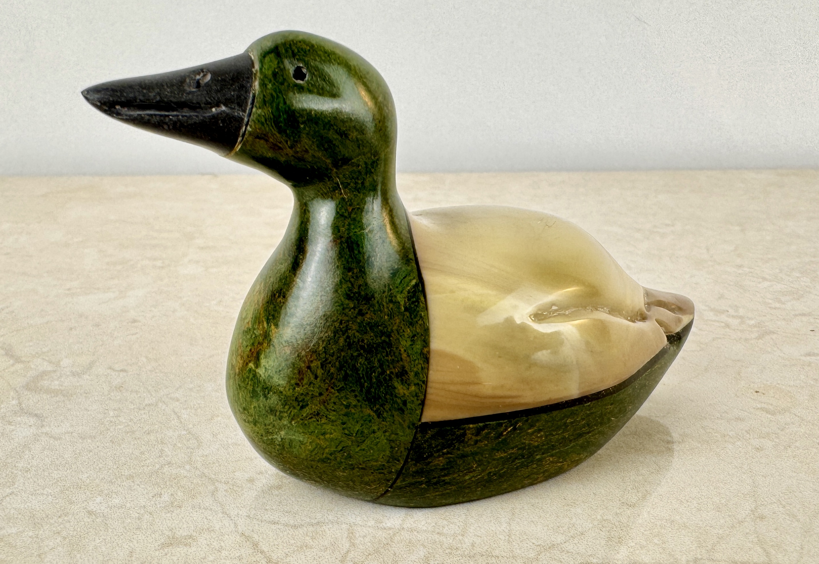 LOTE 8- Escultura en serpentina y jaspe representando un pato.- 80 EUR.-