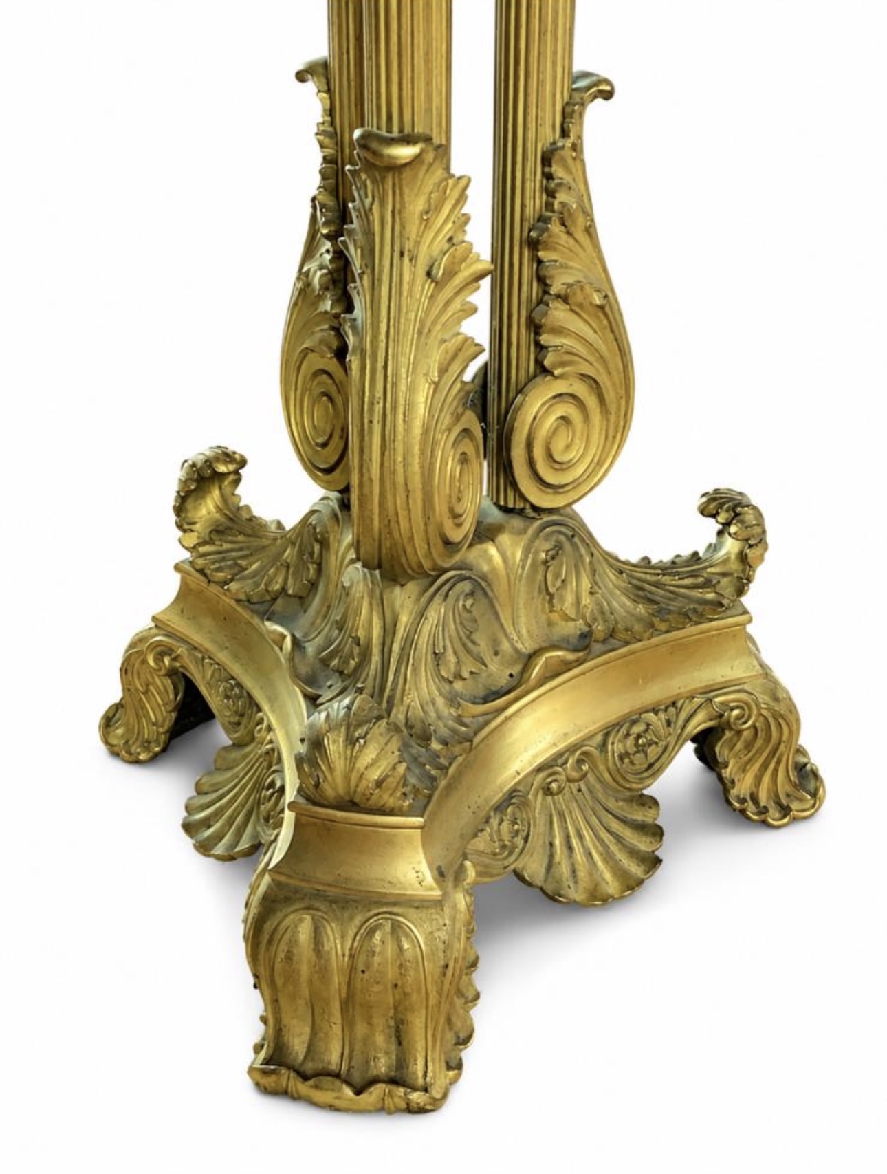 LOTE 24-  Italia, talleres florentinos 1820-1830- Muy elegante gueridon auxiliar de prestigio de bronce y micromosaicos y marmol negro de Belgica- 4000/4500 eur.