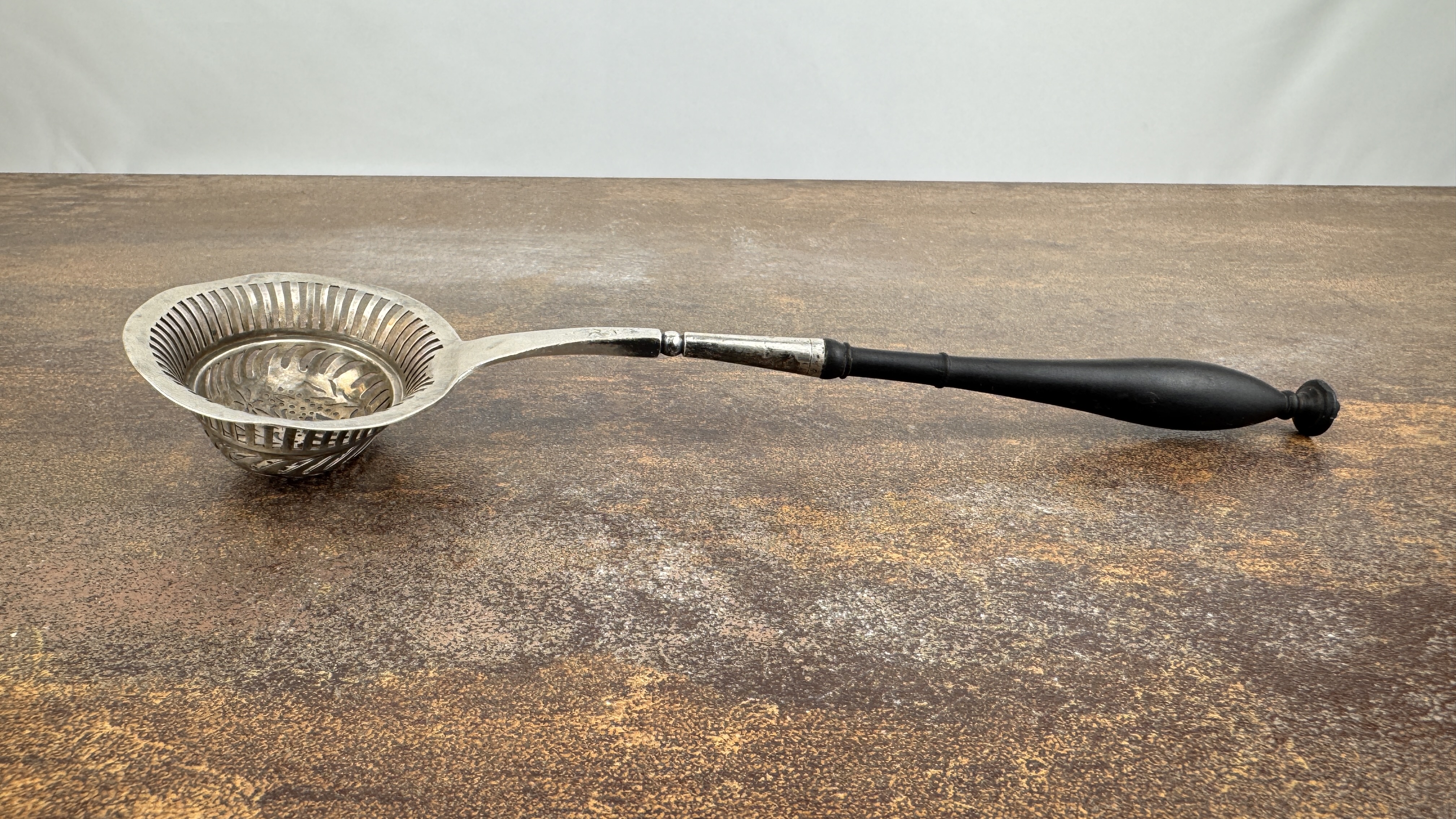 Lote 164- Muy elegante espumadera de plata para escurrir o servir huevos. París, época consulado- primer imperior (1798-1809). Varios Punzones. 350eur.