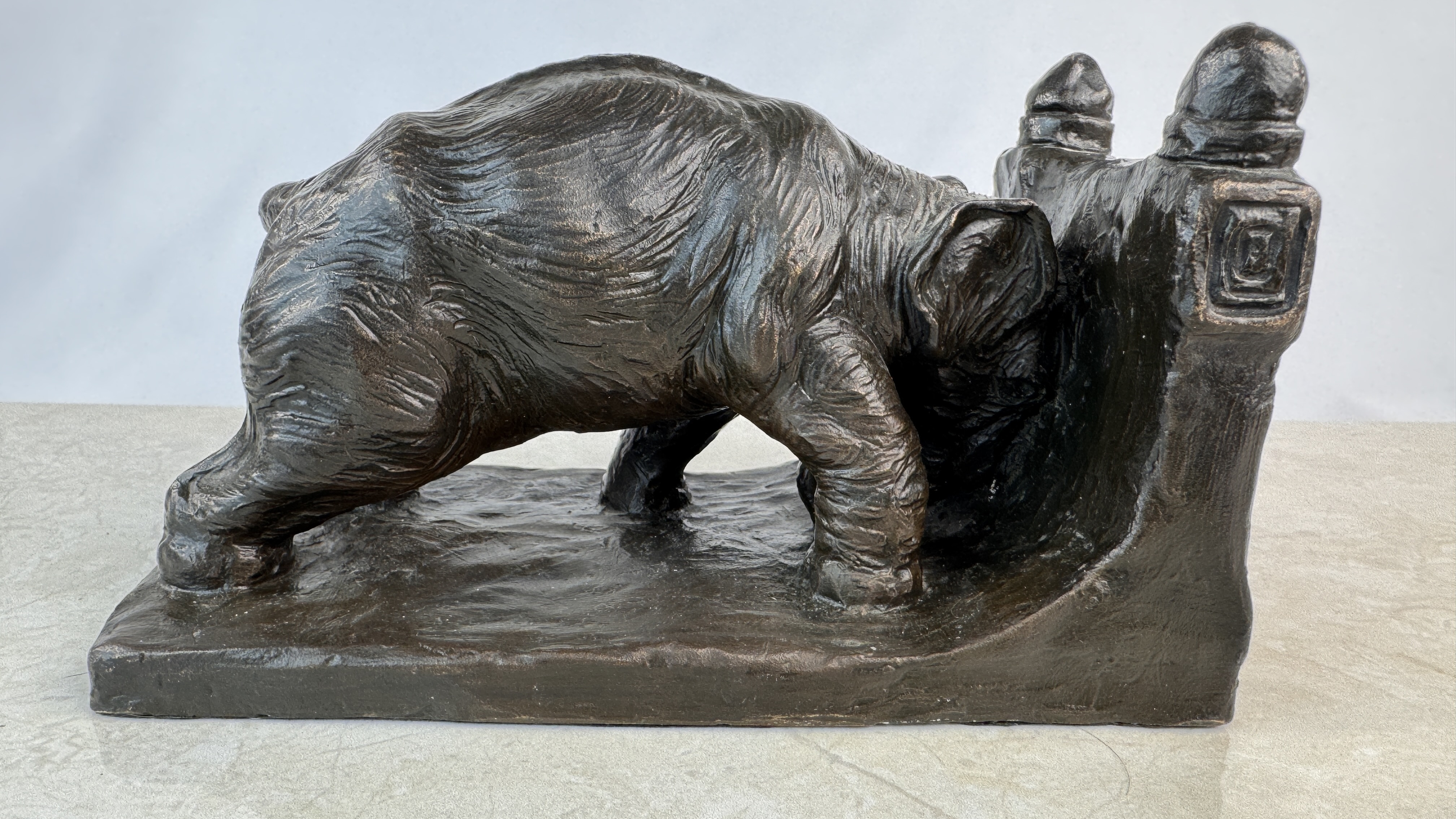 Lote 83- KNIGHT Charles Robert (1874/1953) "Pushing Elephant" 600/800 eur.