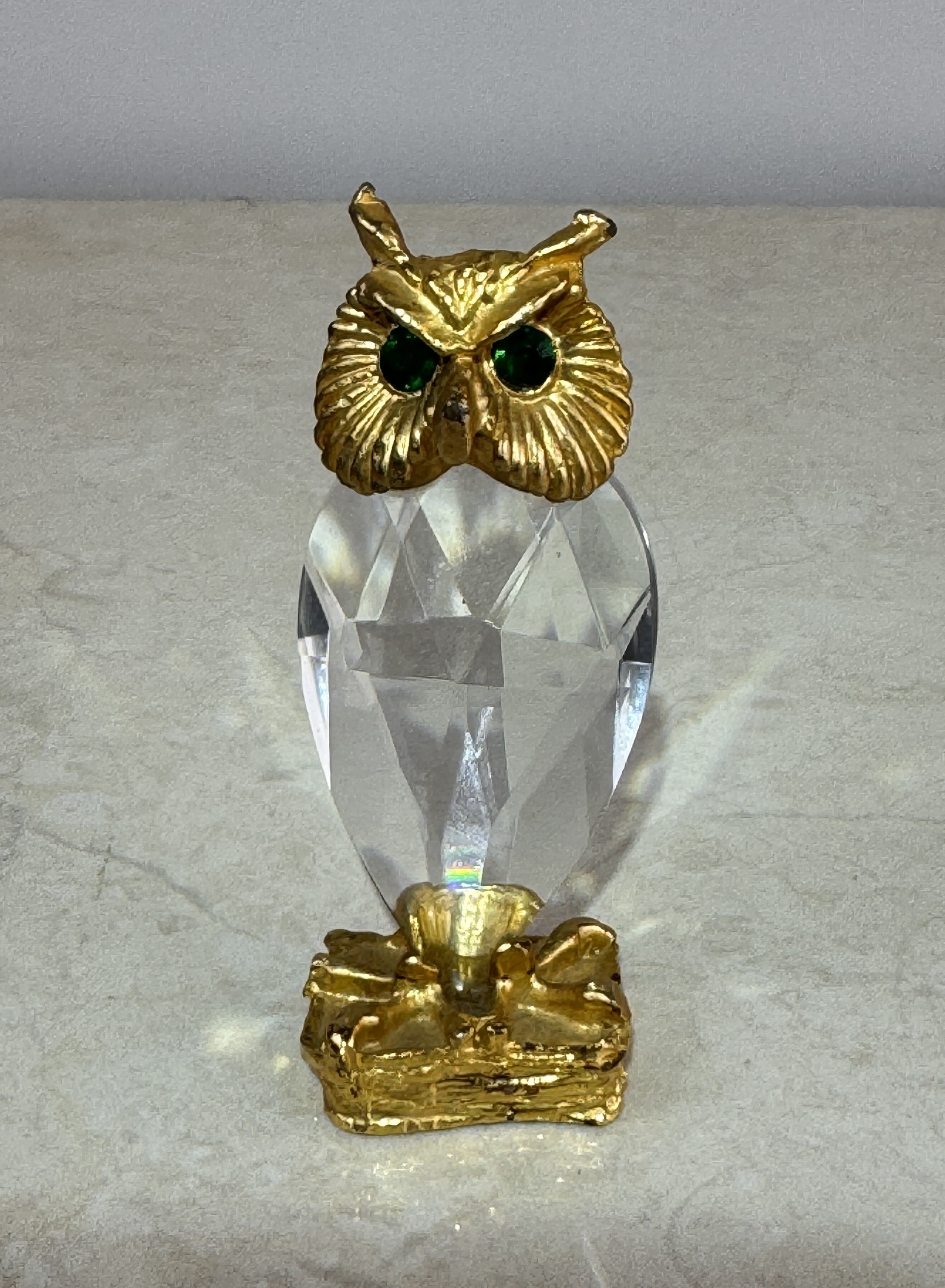 Lote 10- BUHO de cristal tallado y metal dorado. 70 eur.