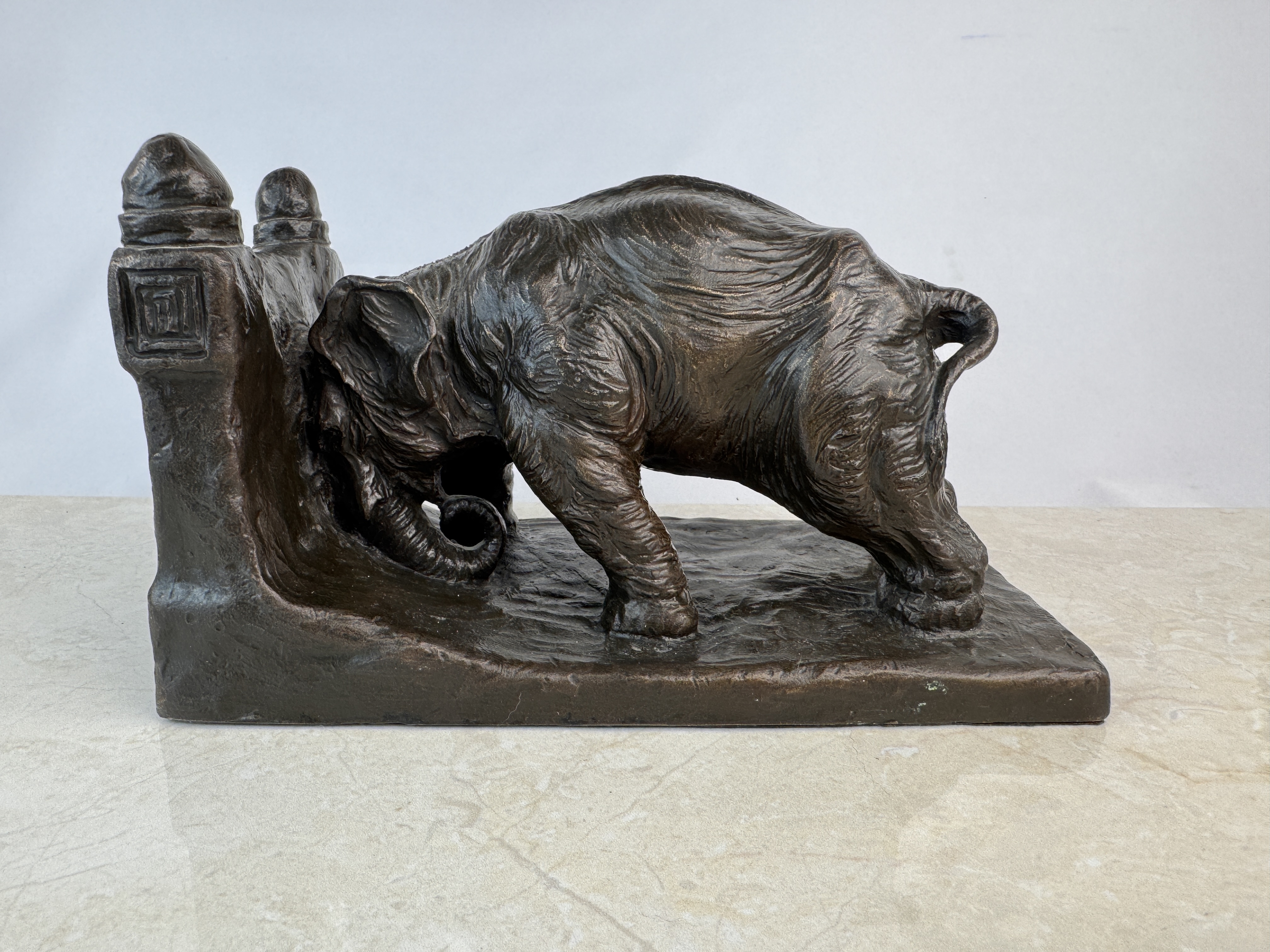 Lote 83- KNIGHT Charles Robert (1874/1953) "Pushing Elephant" 600/800 eur.