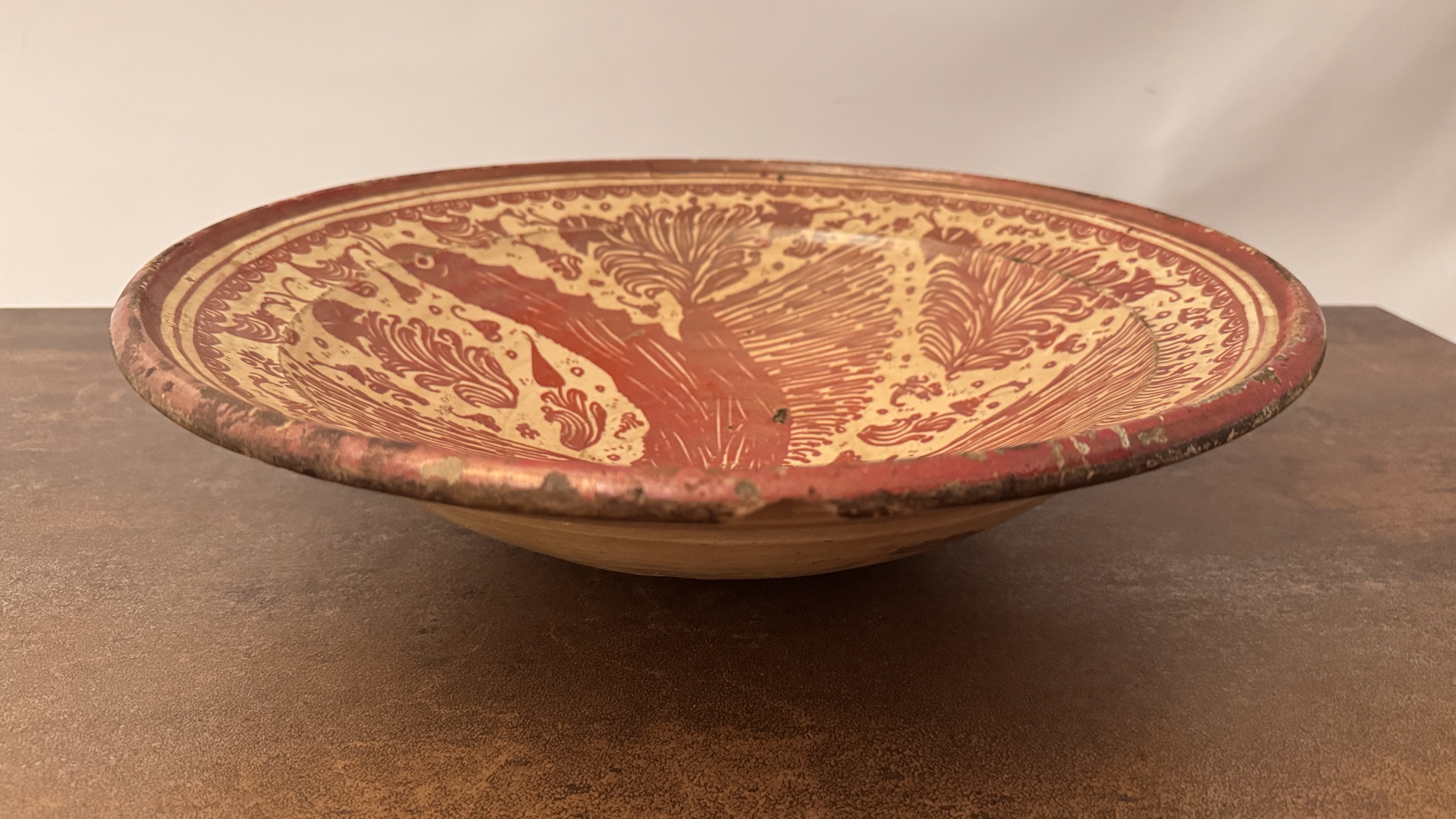 Lote 115- Importante plato hondo Manisero hispano-morisco de loza con lustre metalico. Siglo XVII - 1000/1200 eur.