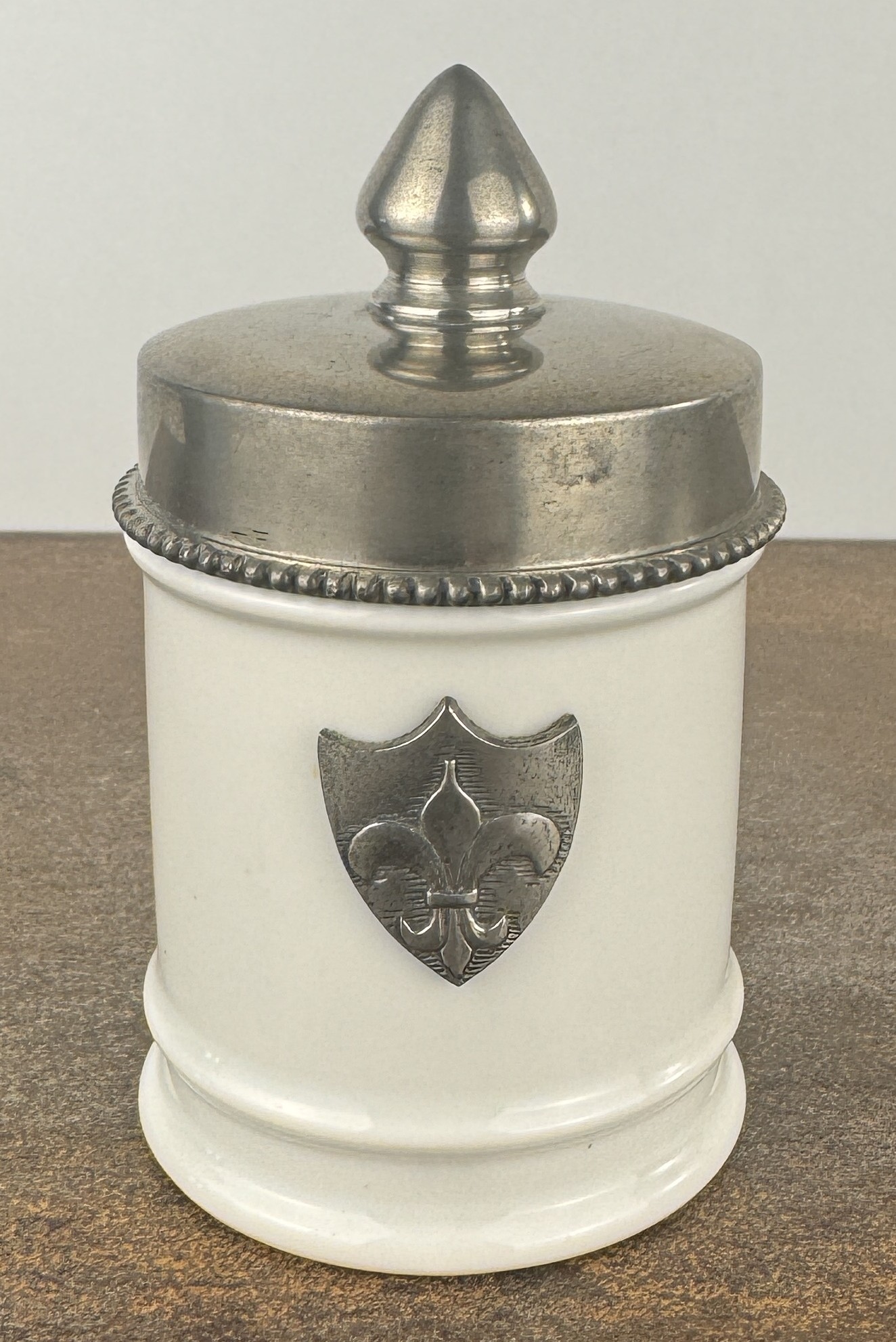 Lote 13- Elegante bombonera de porcelana blanca y estaño de la casa Meert. 55eur.