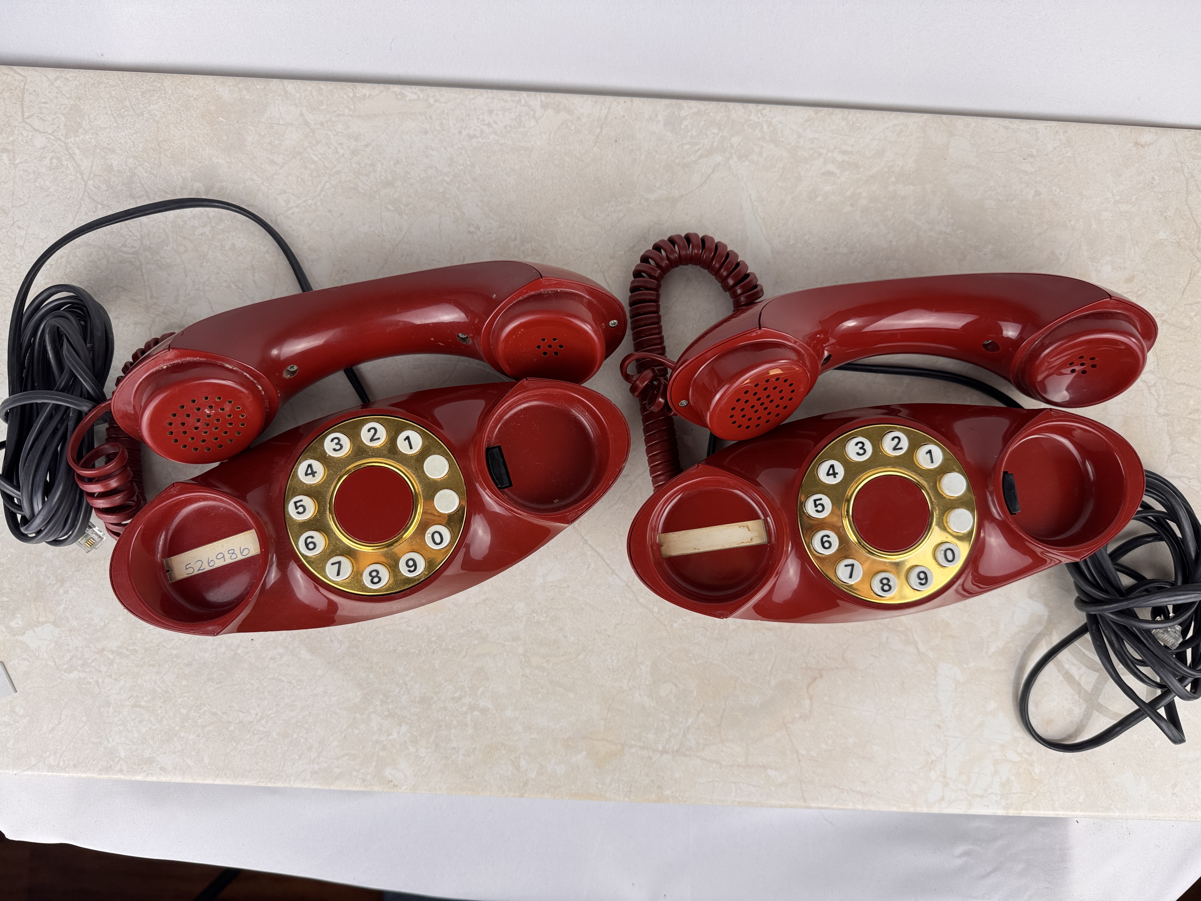 Lote 89- Pareja de teléfonos vintage Donuts 1970  90/100 eur.