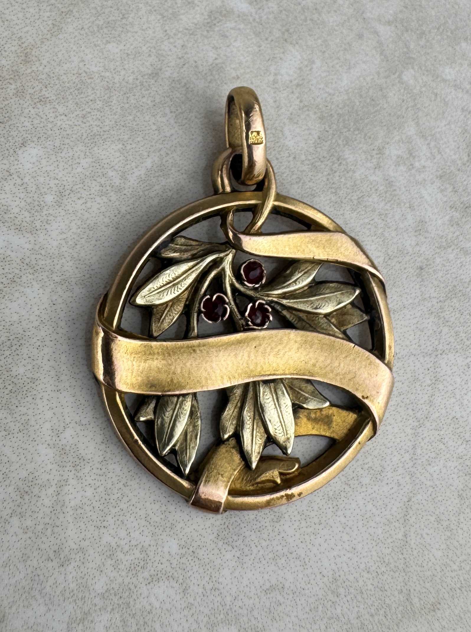 Lote 165- Precioso colgante ART NOUVEAU Francia, ca. 1900-1910 de oro laminado FIX. 150eur.
