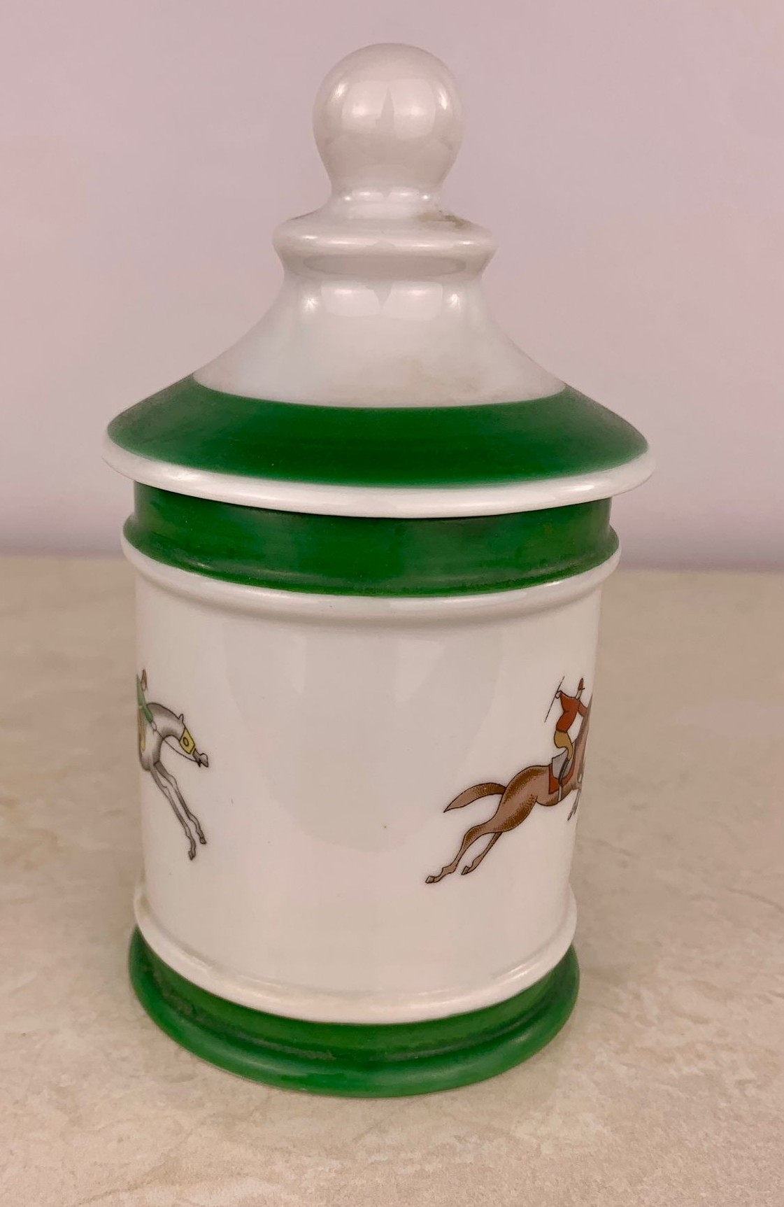 Lote 12- Antiguo tarro tabaquero en porcelana de LIMOGES con decoración ecuestre. 45eur.