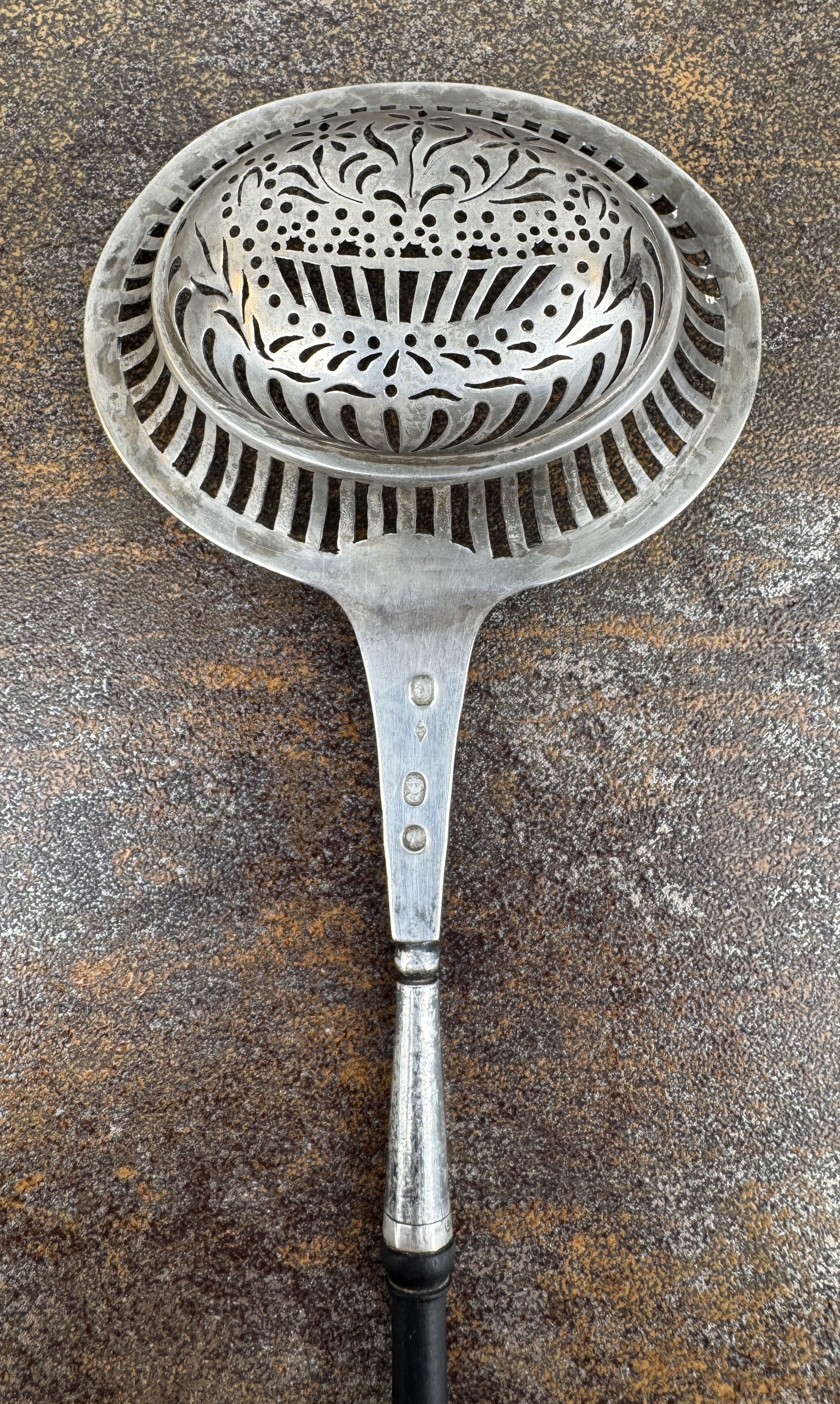 Lote 164- Muy elegante espumadera de plata para escurrir o servir huevos. París, época consulado- primer imperior (1798-1809). Varios Punzones. 350eur.