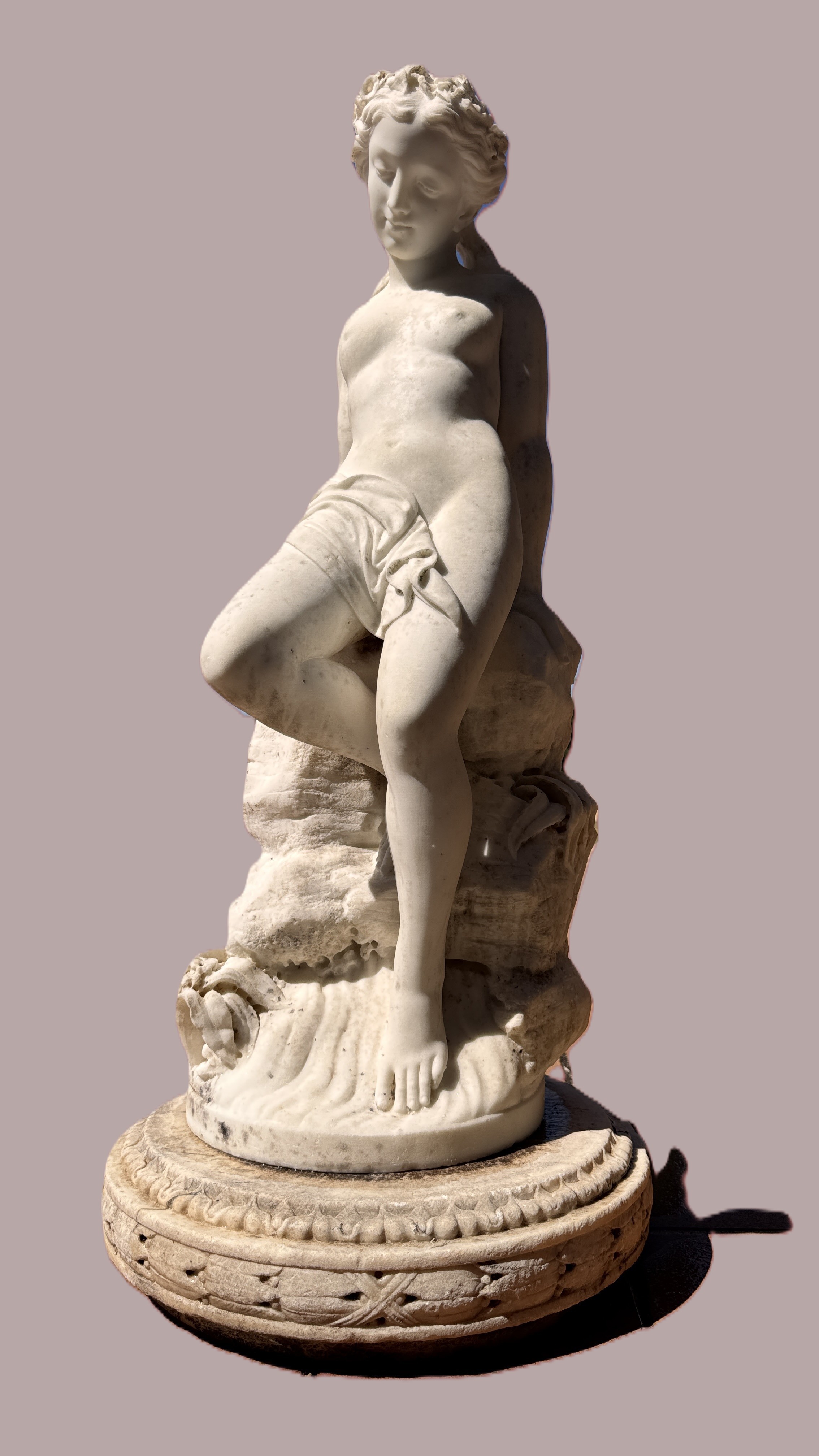 Lote 157- Bellisima escultura neoclásica en mármol de Carrara que representa a Venus bañandose - Finales del siglo XVIII - ppios XIX. 15000eur.