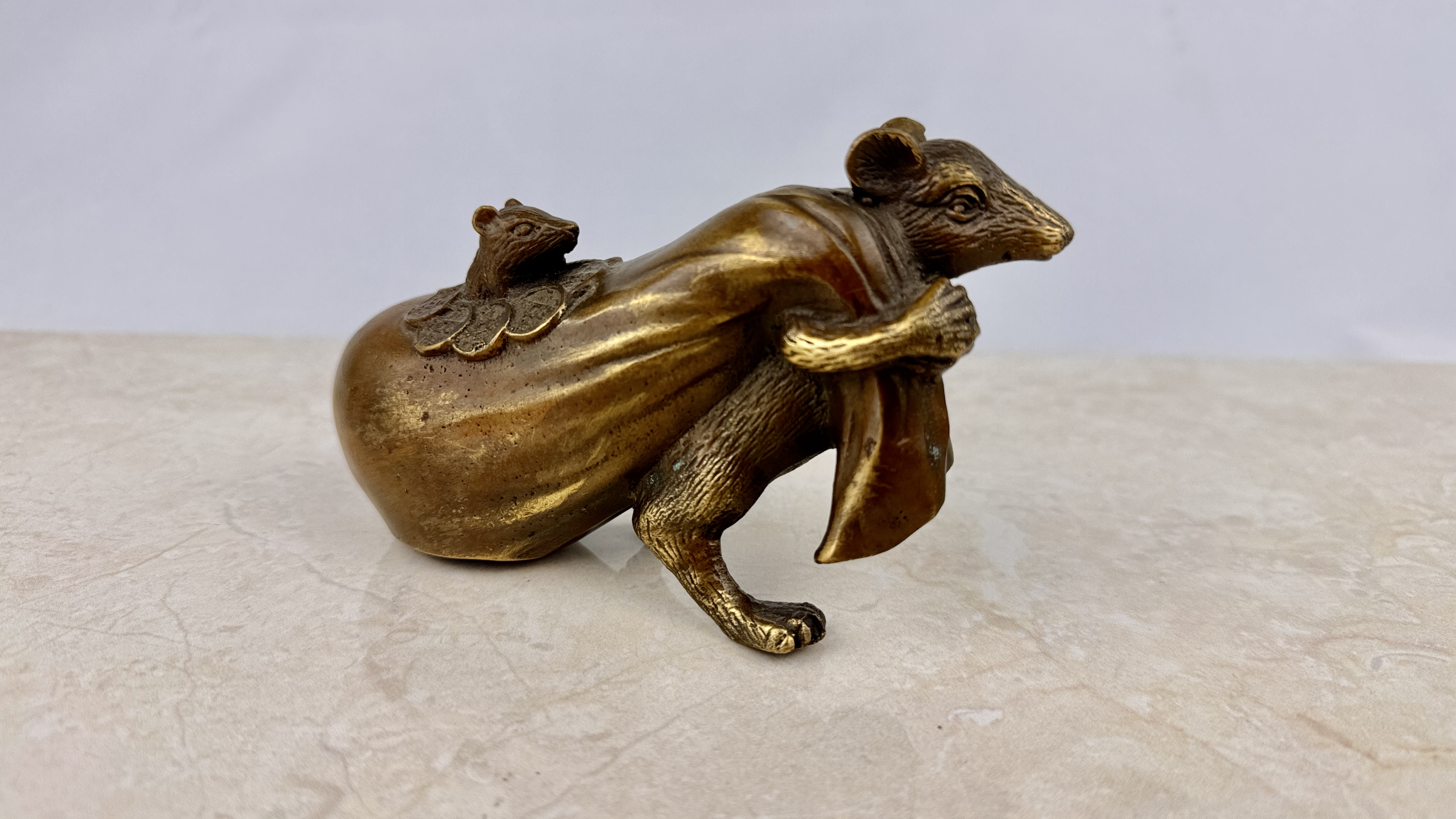 Lote 73- China- Bronce animalista "Raton tirando de un saco" 150/200 eur