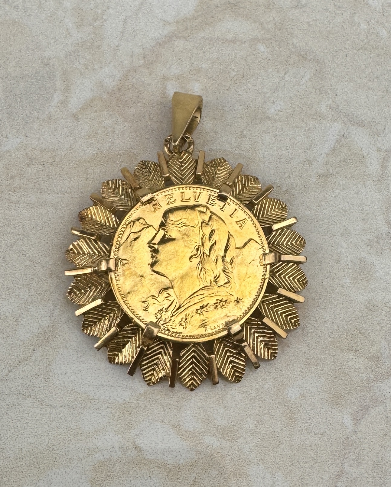 Lote 71- HELVETIA- Moneda de oro de 20 francos suizos 1922 montada sobre colgante de oro 900/1000 eur.