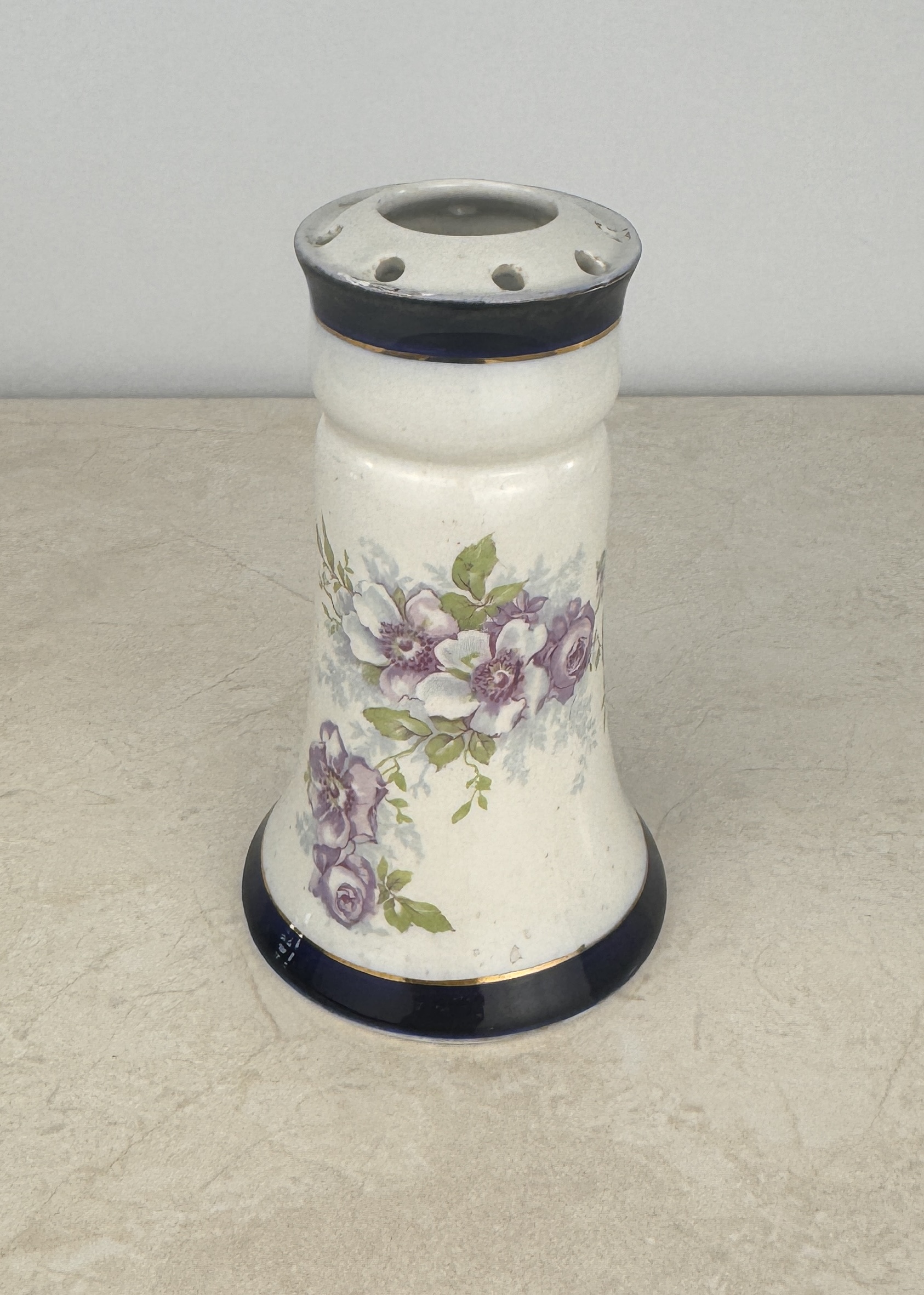 Lote 149-Violetero francés de porcelana pintado a mano, ca. 1900. 70eur.