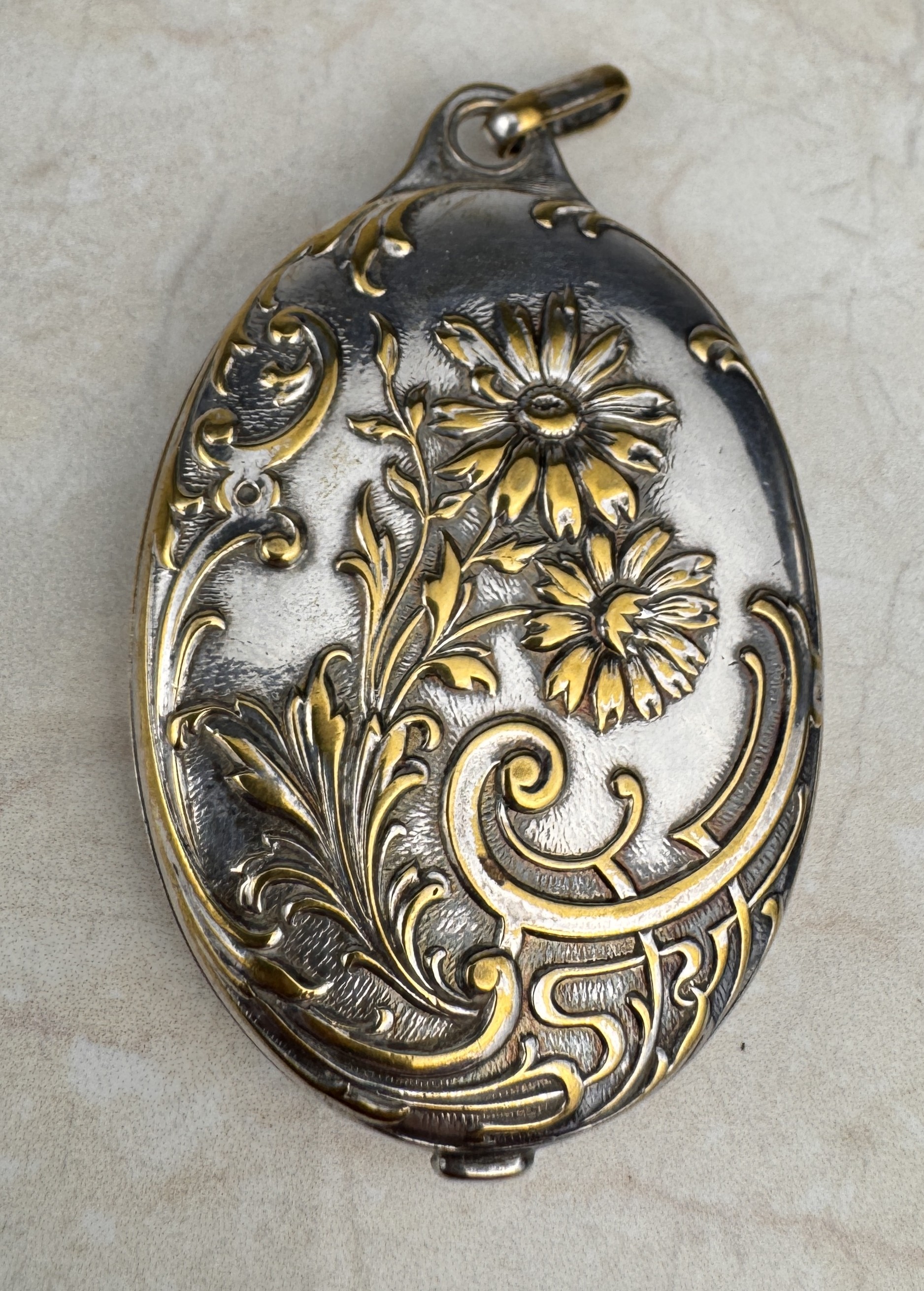 Lote 30- Colgante ART NOUVEAU de doble cara con espejos en metal repujado - 80/90 eur.
