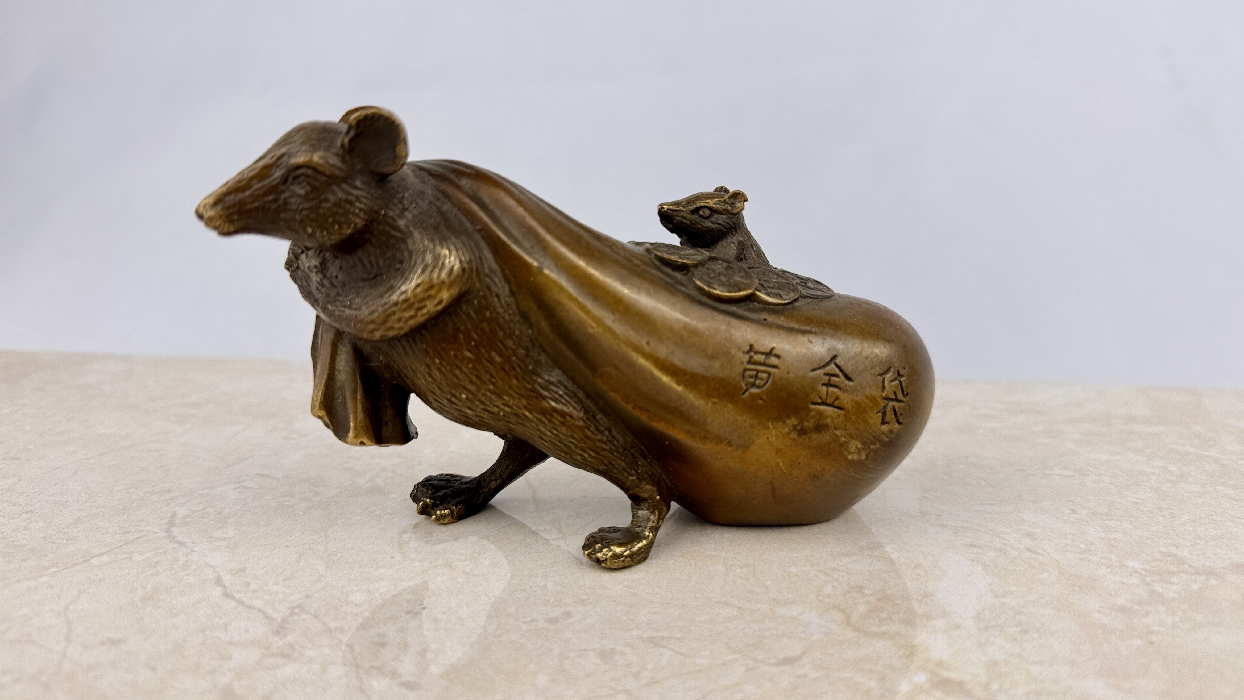 Lote 73- China- Bronce animalista "Raton tirando de un saco" 150/200 eur