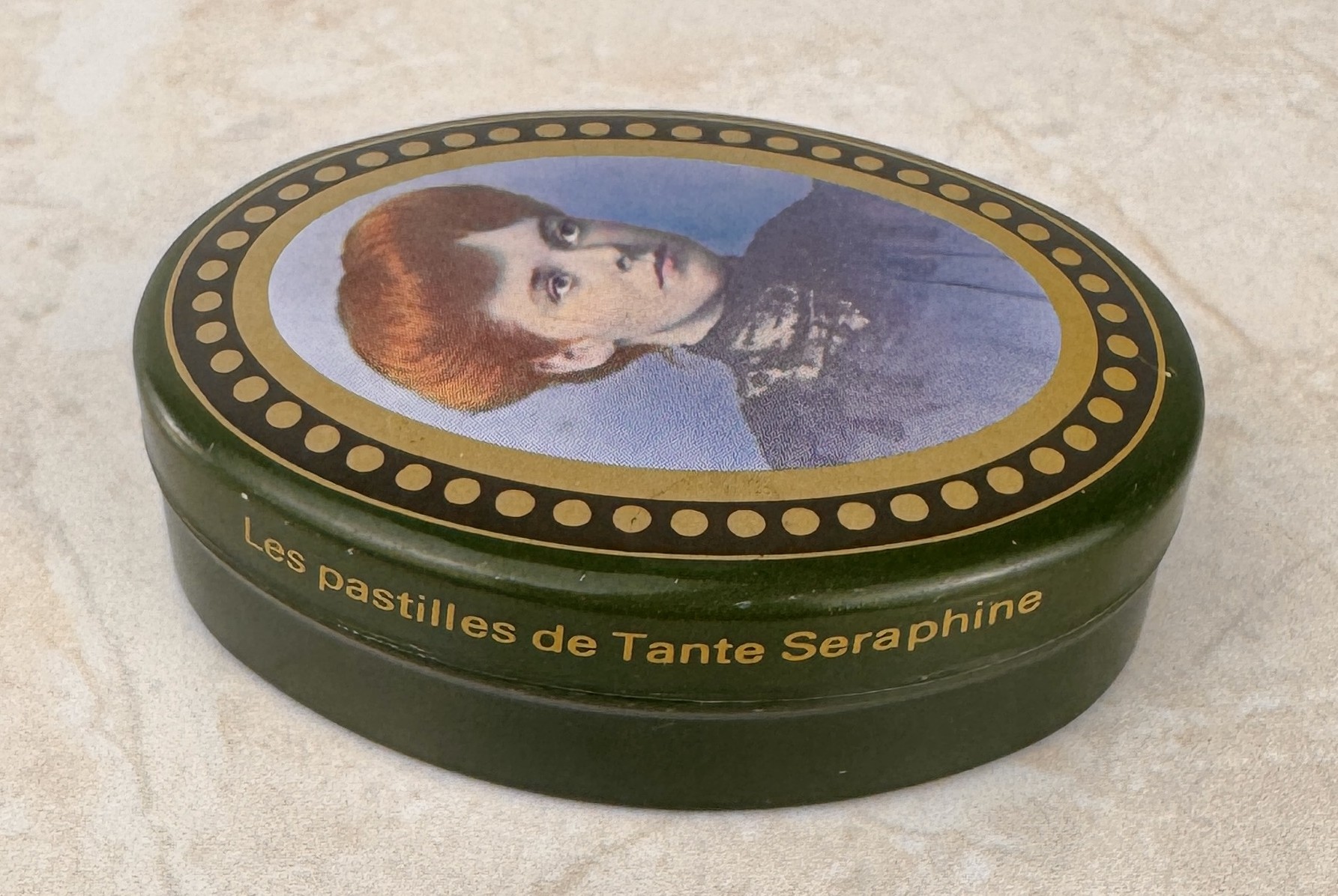 Lote 160- Caja publicitaria de hojalata litografiada " Pastillas de la Tía Serafína" Läckerli-Huss, Basliea (Suiza). 25eur.