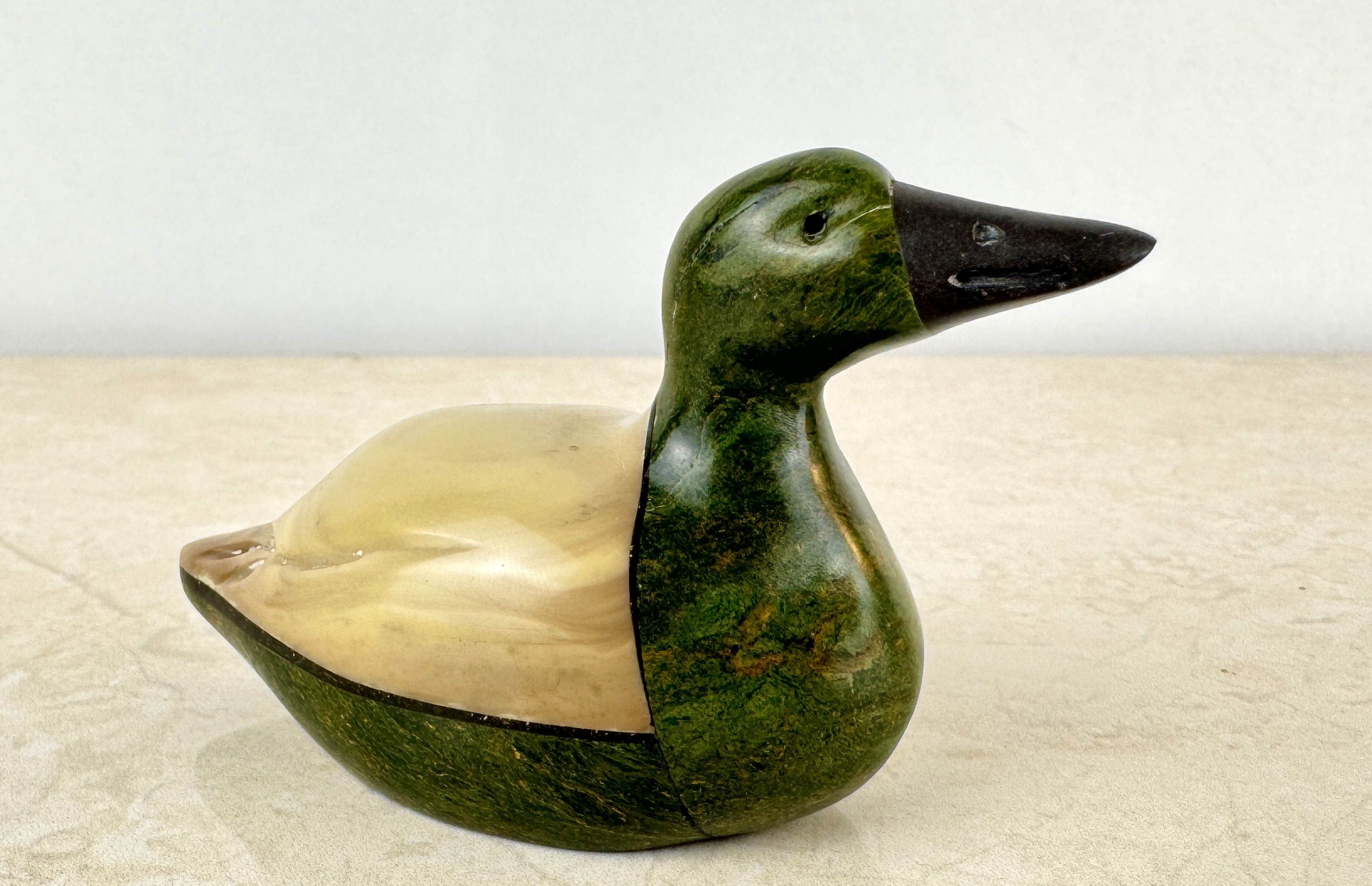 LOTE 8- Escultura en serpentina y jaspe representando un pato.- 80 EUR.-