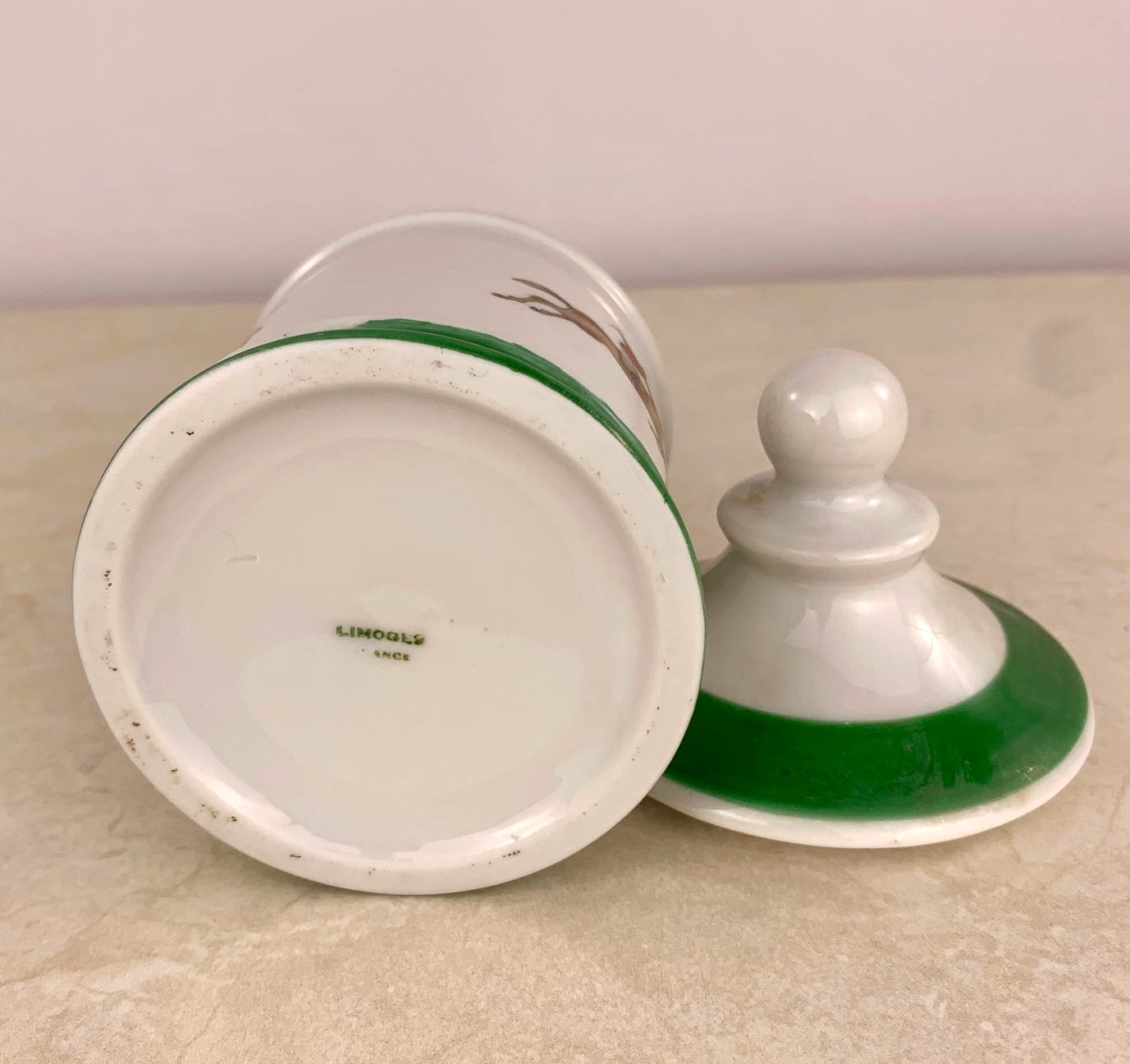 Lote 12- Antiguo tarro tabaquero en porcelana de LIMOGES con decoración ecuestre. 45eur.