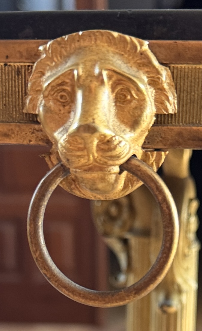 LOTE 24-  Italia, talleres florentinos 1820-1830- Muy elegante gueridon auxiliar de prestigio de bronce y micromosaicos y marmol negro de Belgica- 4000/4500 eur.