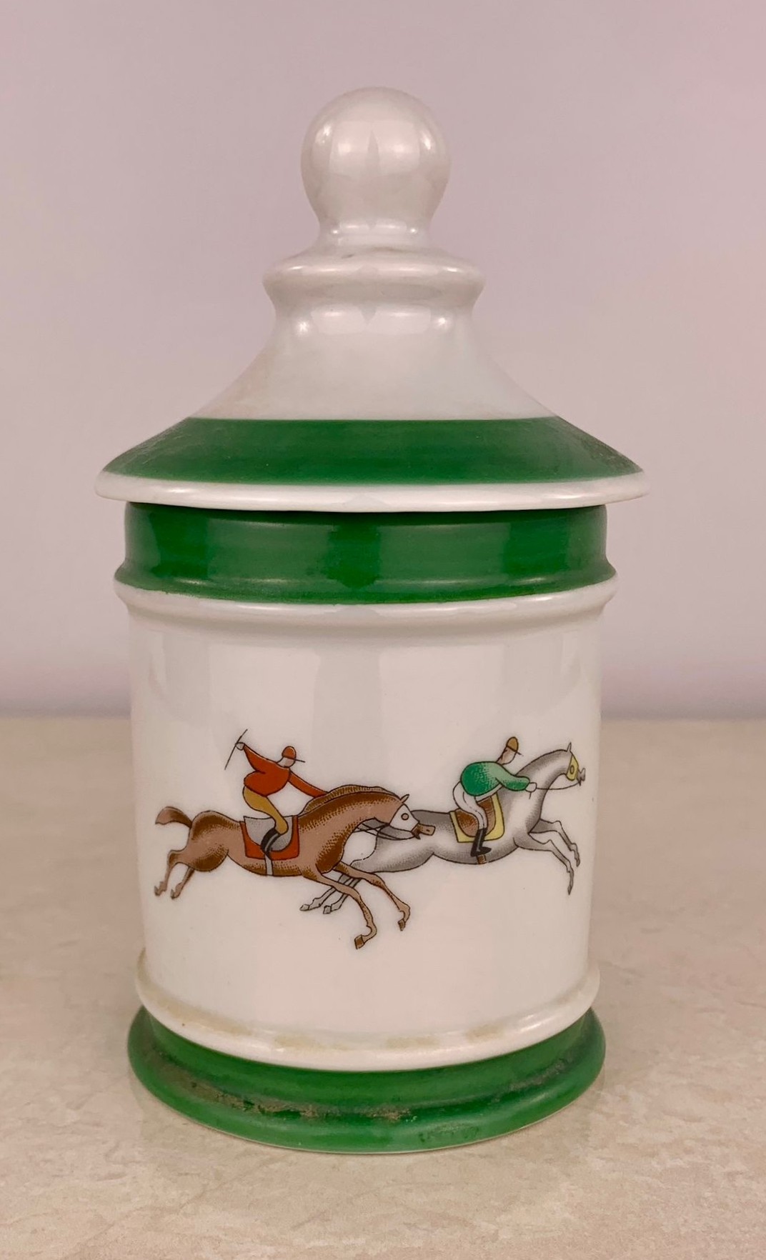 Lote 12- Antiguo tarro tabaquero en porcelana de LIMOGES con decoración ecuestre. 45eur.