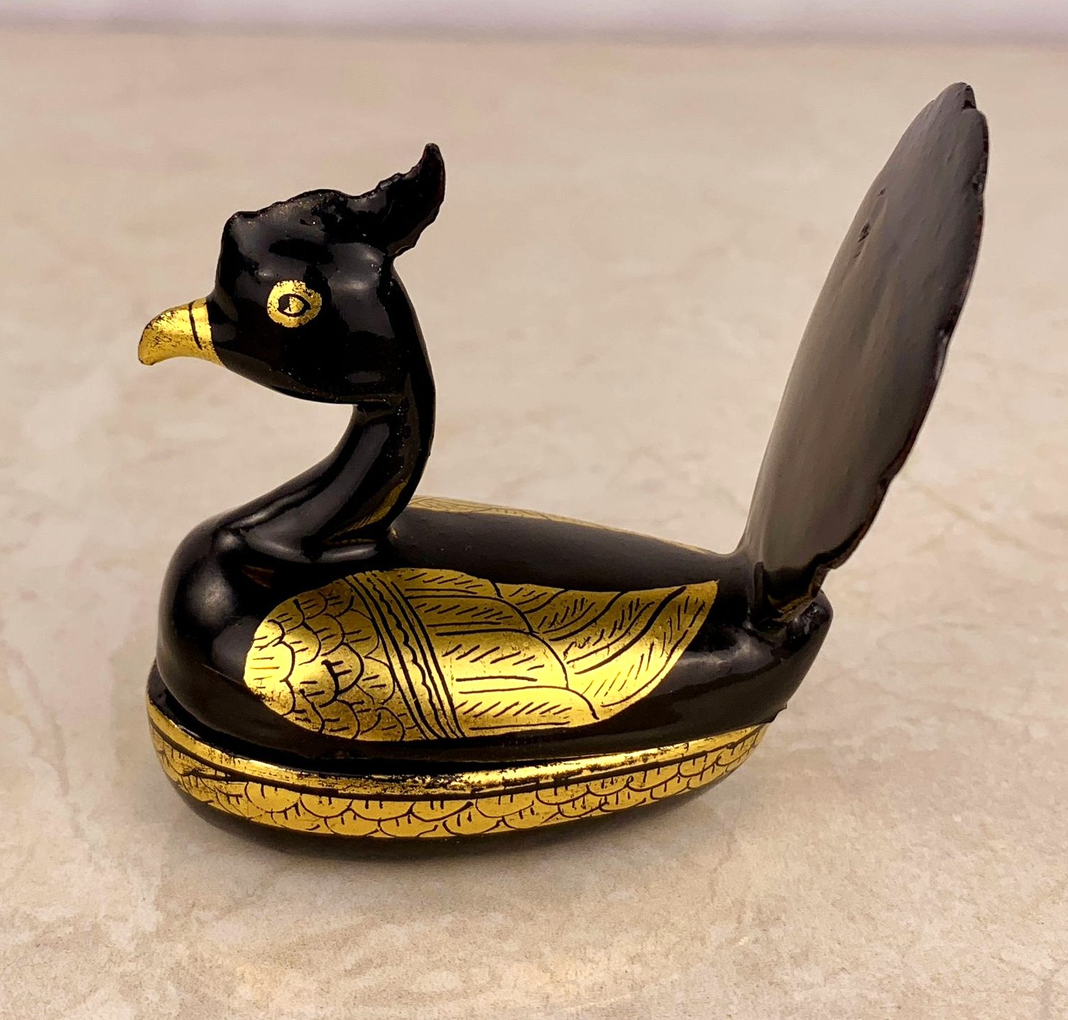 Lote 150- Caja zoomorfa de laca oriental con decoración dorada. 35eur.