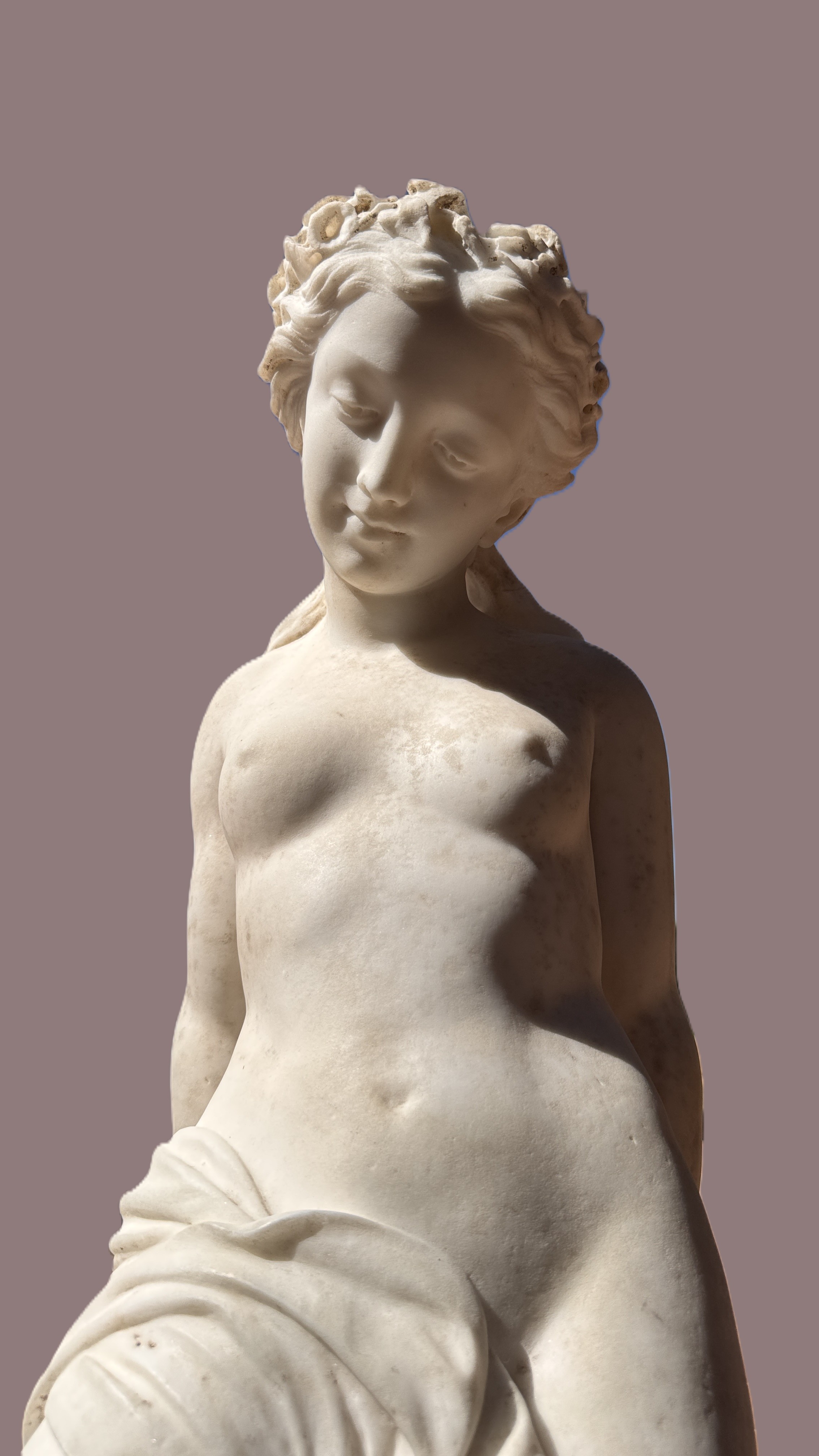 Lote 157- Bellisima escultura neoclásica en mármol de Carrara que representa a Venus bañandose - Finales del siglo XVIII - ppios XIX. 15000eur.