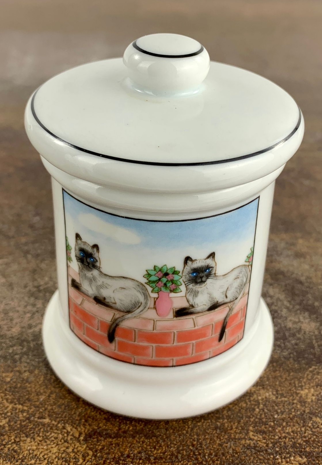 Lote 11- Delicado tarro antiguo de porcelana blanca decorado con gatos siameses. 30 eur.