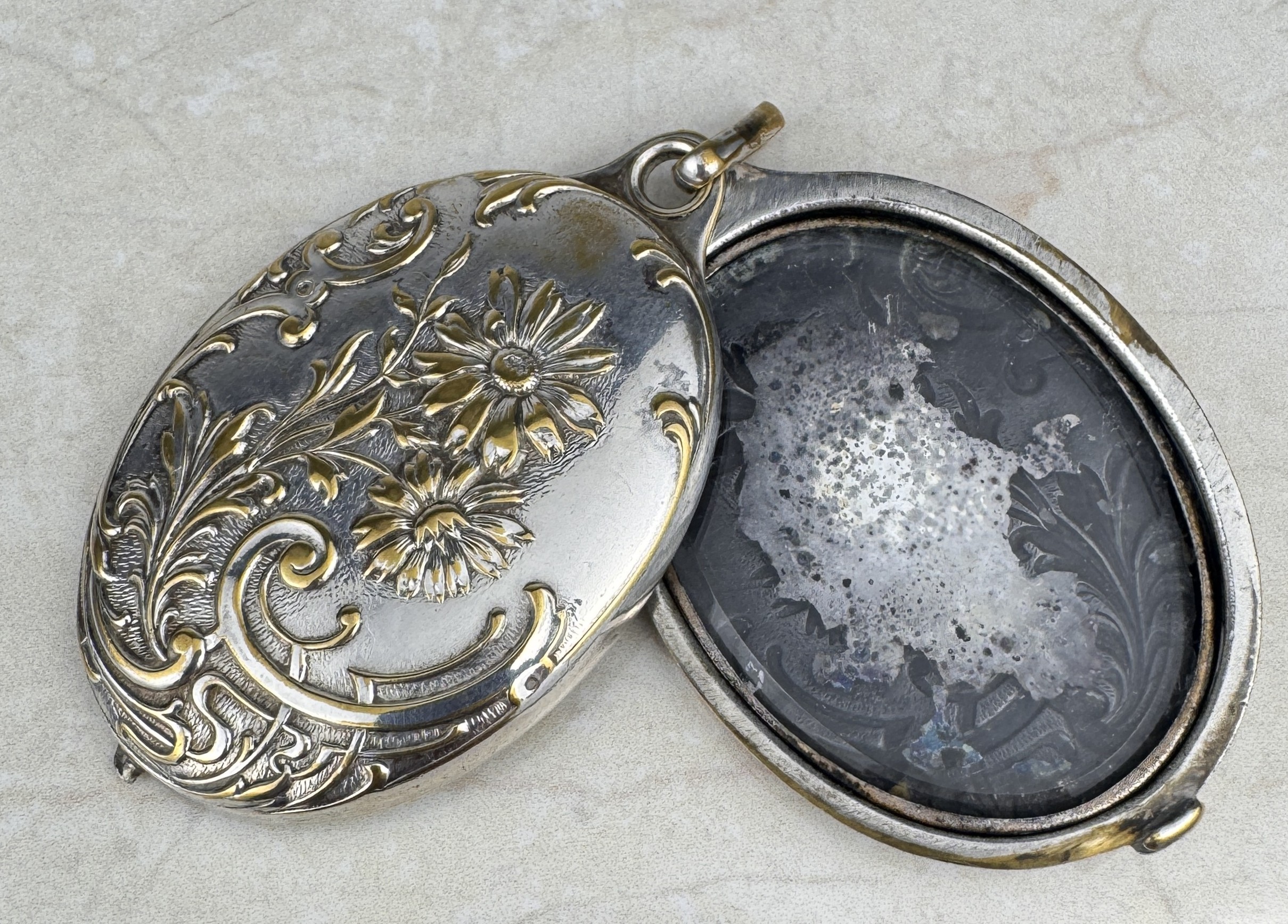 Lote 30- Colgante ART NOUVEAU de doble cara con espejos en metal repujado - 80/90 eur.