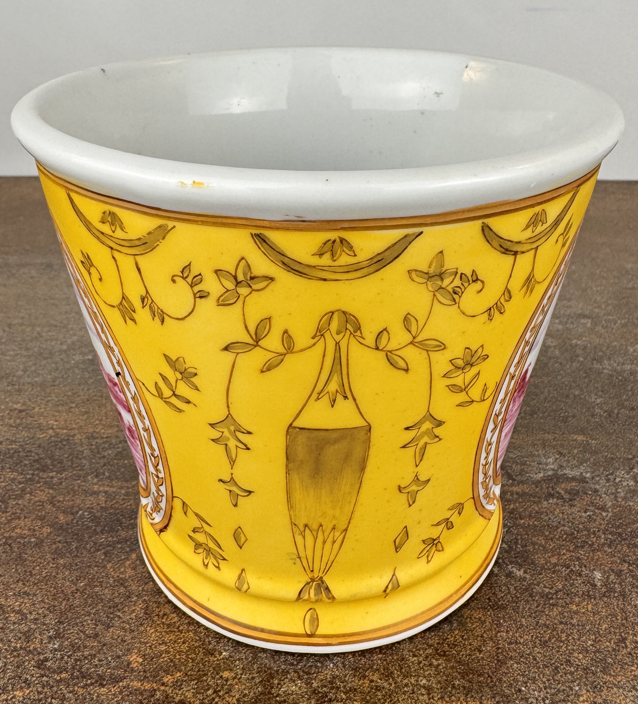 Lote 165- JOUVIN FABIENNE (atribuido a). Macetero de porcelana para TOZAI HOME. 50 eur.