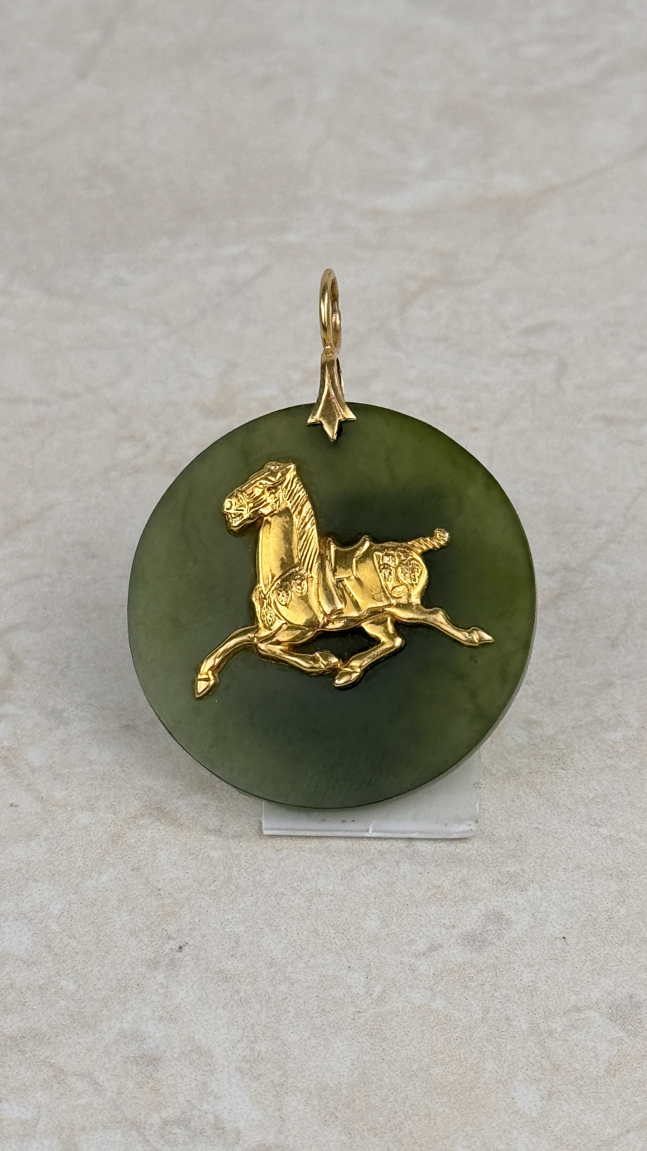 Lote 57- Colgante de jade imperial con caballo de oro 100/150 eur.