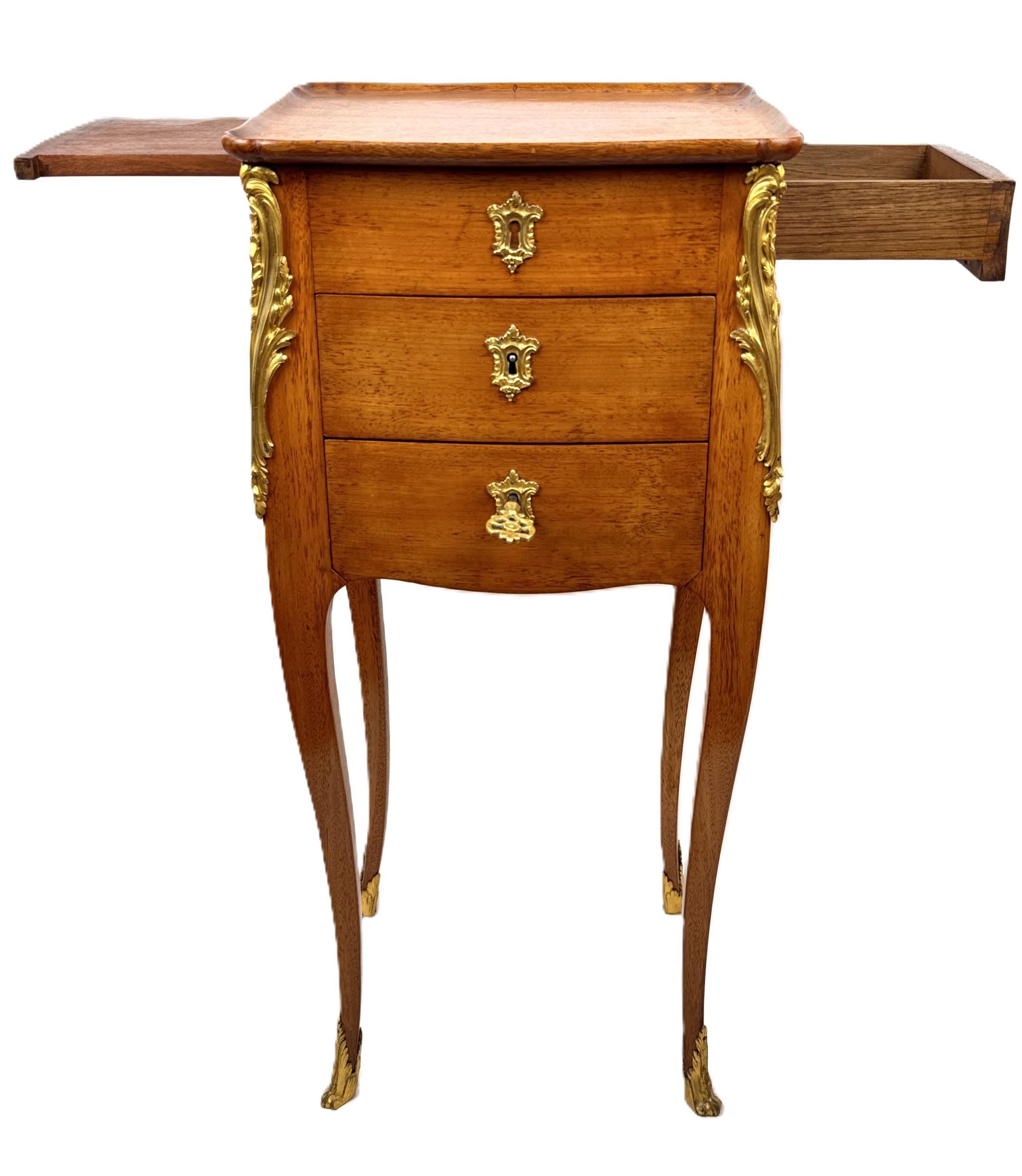 Lote 155- Cómoda de entrepaño de estilo Louis XV estampillada "M.K" -Casa KRIEGER (atribuido a). 800eur.
