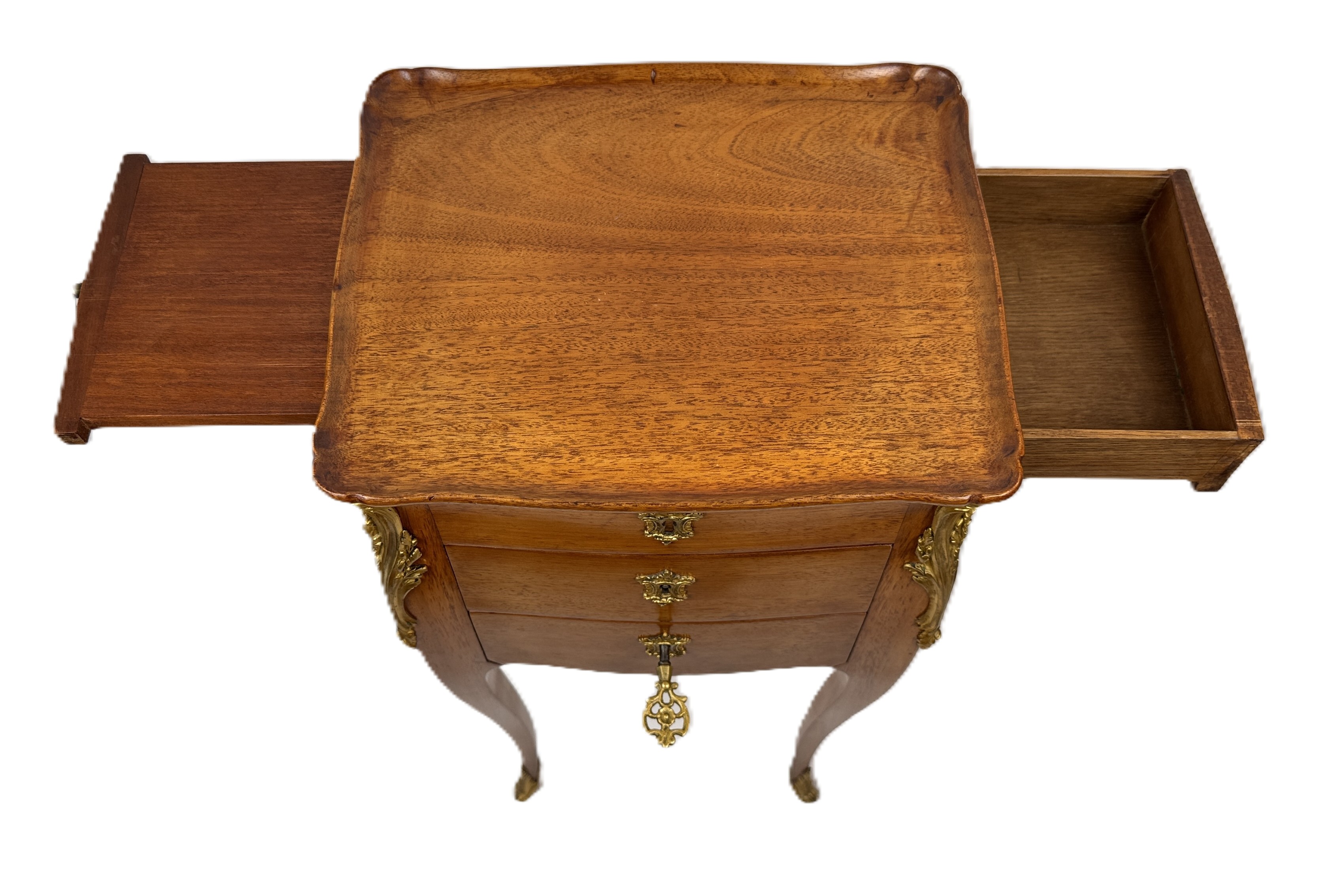 Lote 155- Cómoda de entrepaño de estilo Louis XV estampillada "M.K" -Casa KRIEGER (atribuido a). 800eur.