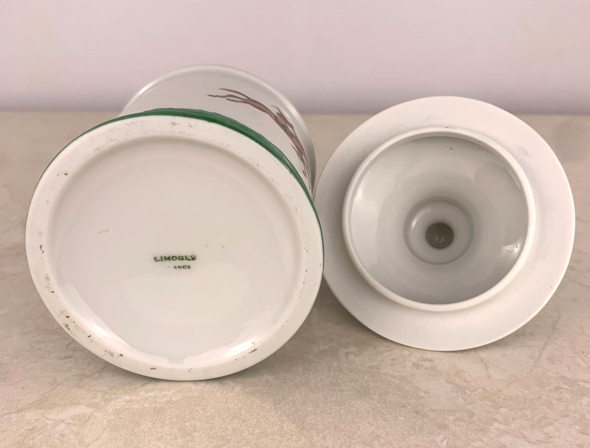 Lote 12- Antiguo tarro tabaquero en porcelana de LIMOGES con decoración ecuestre. 45eur.