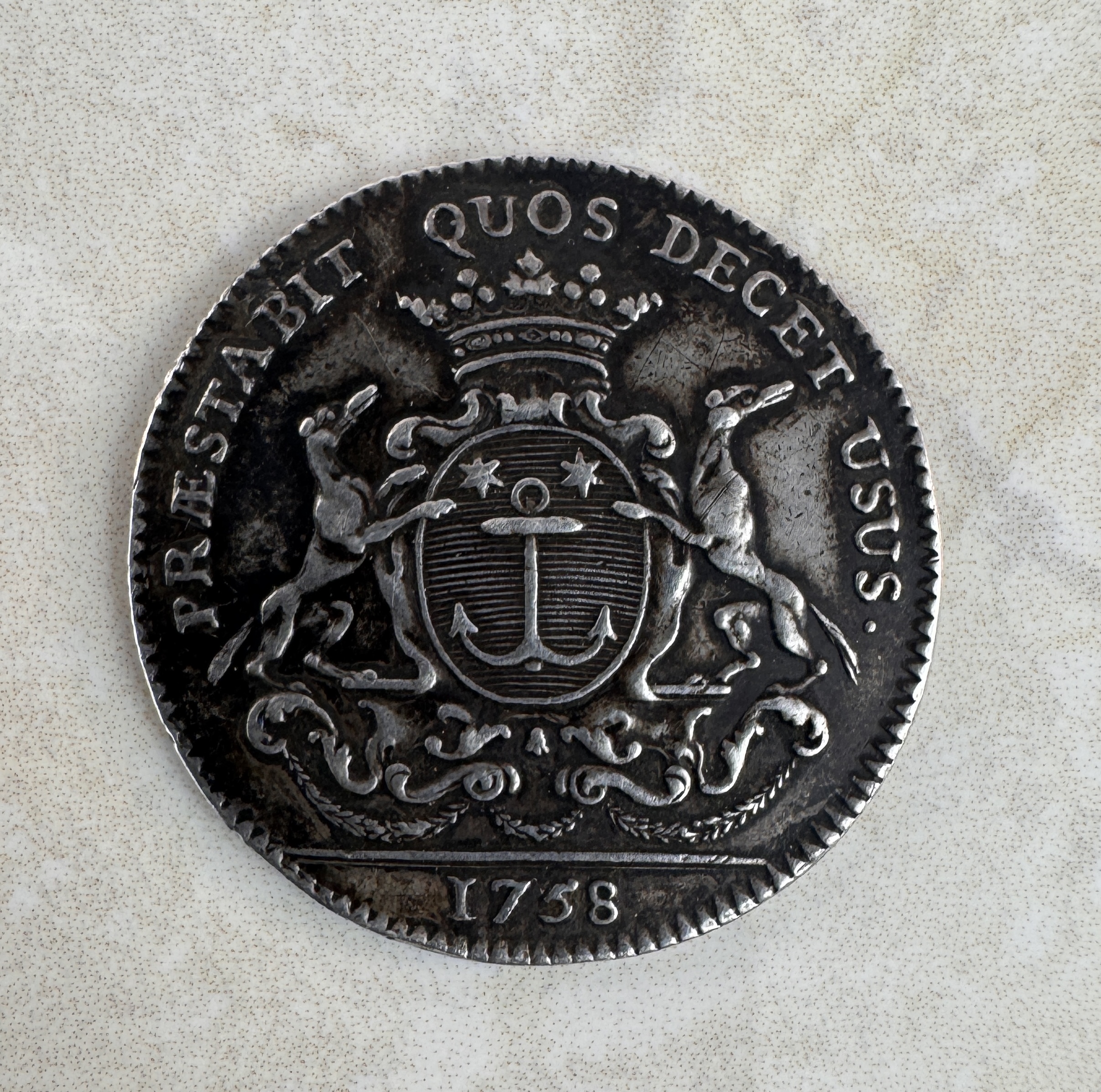 LOTE 26- Singular ficha honorífica municipal de plata concedida en 1758- Luis XV- 80/100 eur.