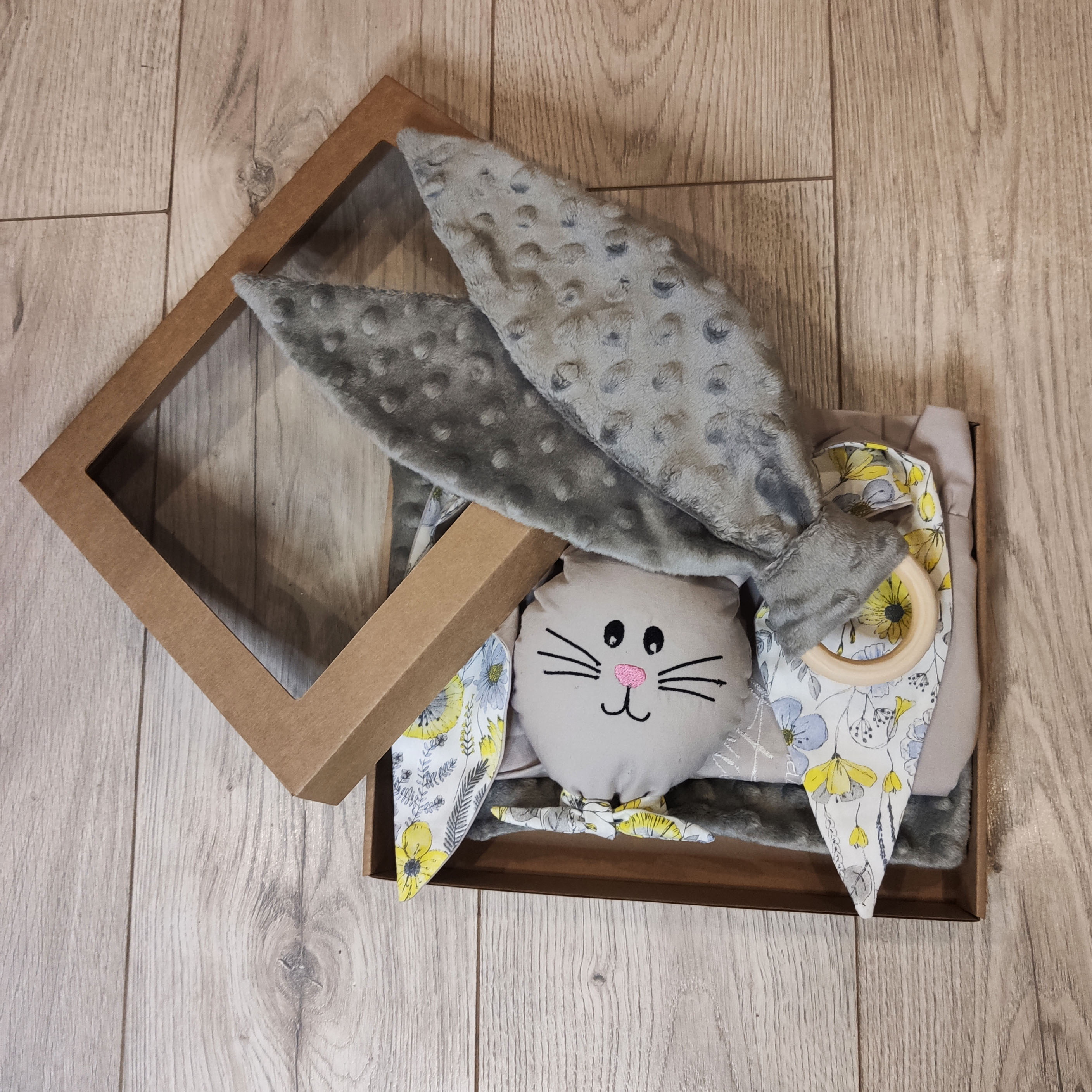 “Mazā Latviete” jaundzimušo dāvanu kastīte