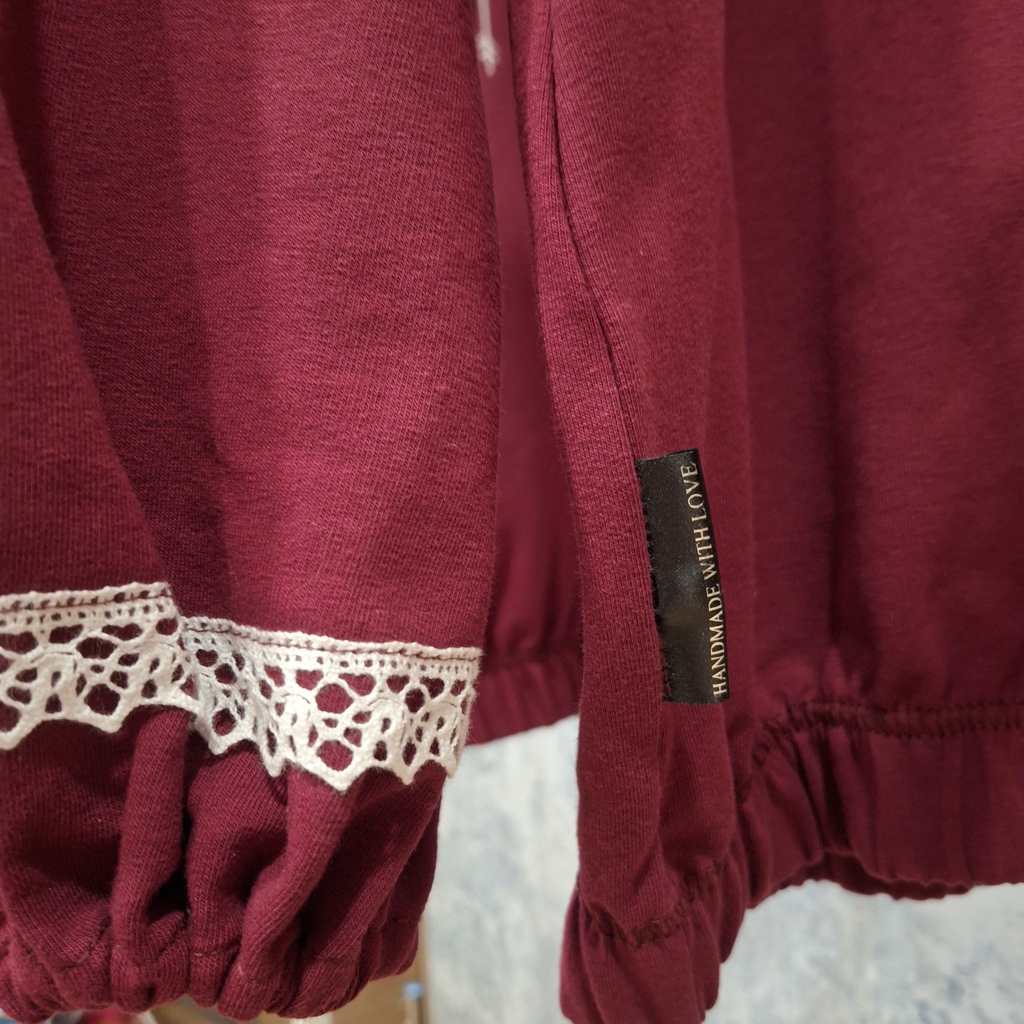 Džemperis ar mežģinēm