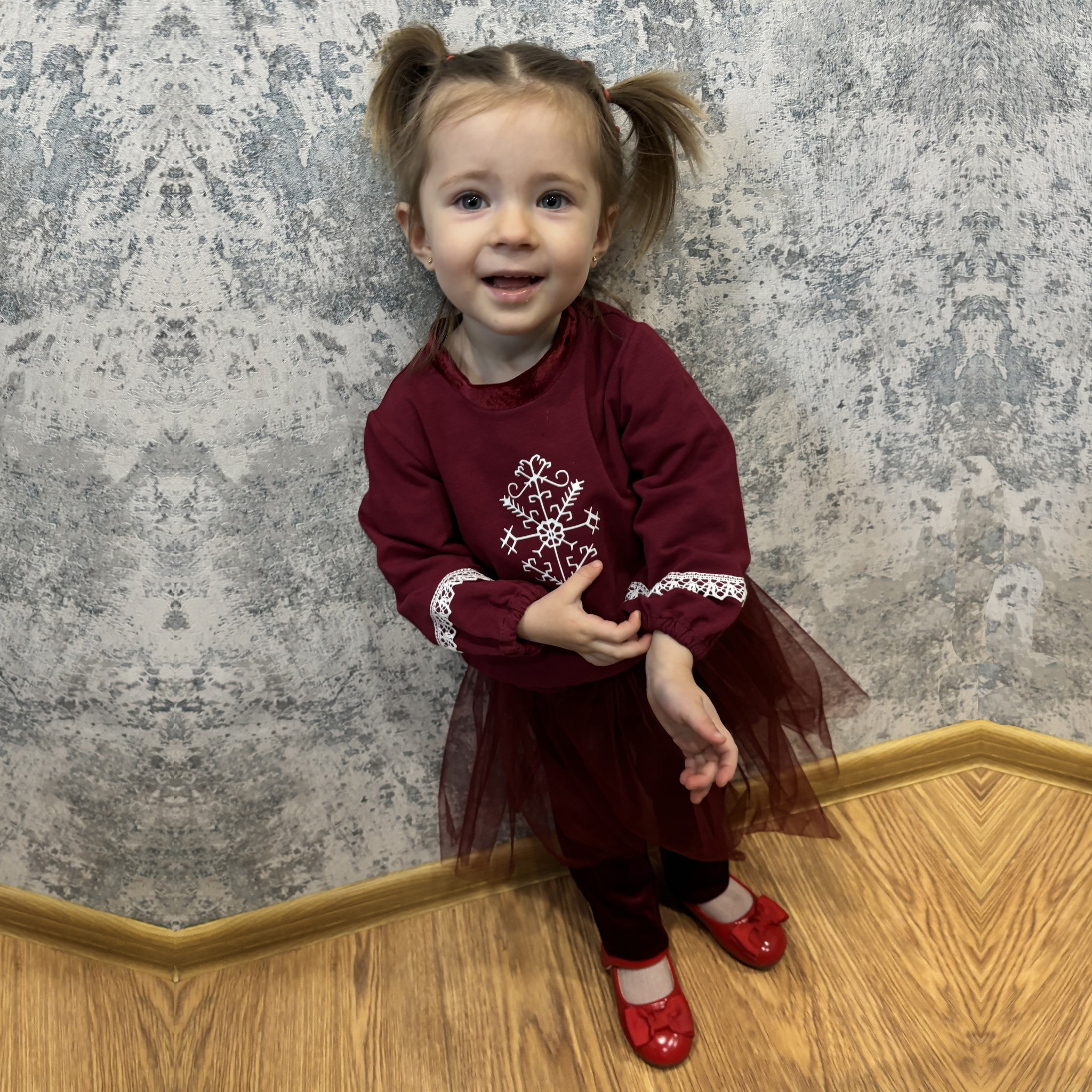 Džemperis ar mežģinēm