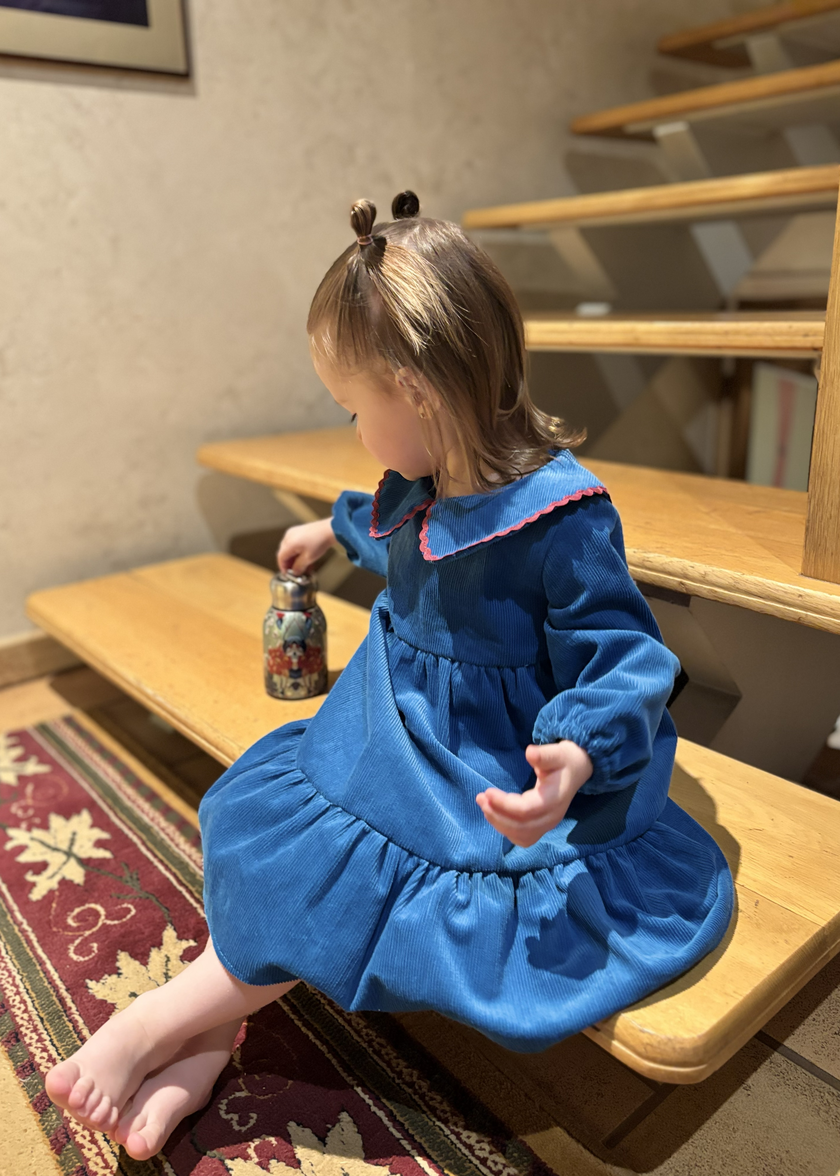 Zilā velūra kleita