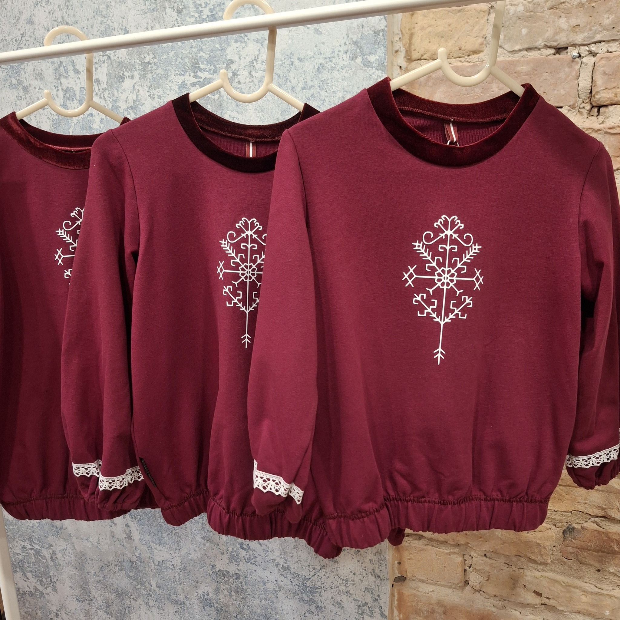 Džemperis ar mežģinēm