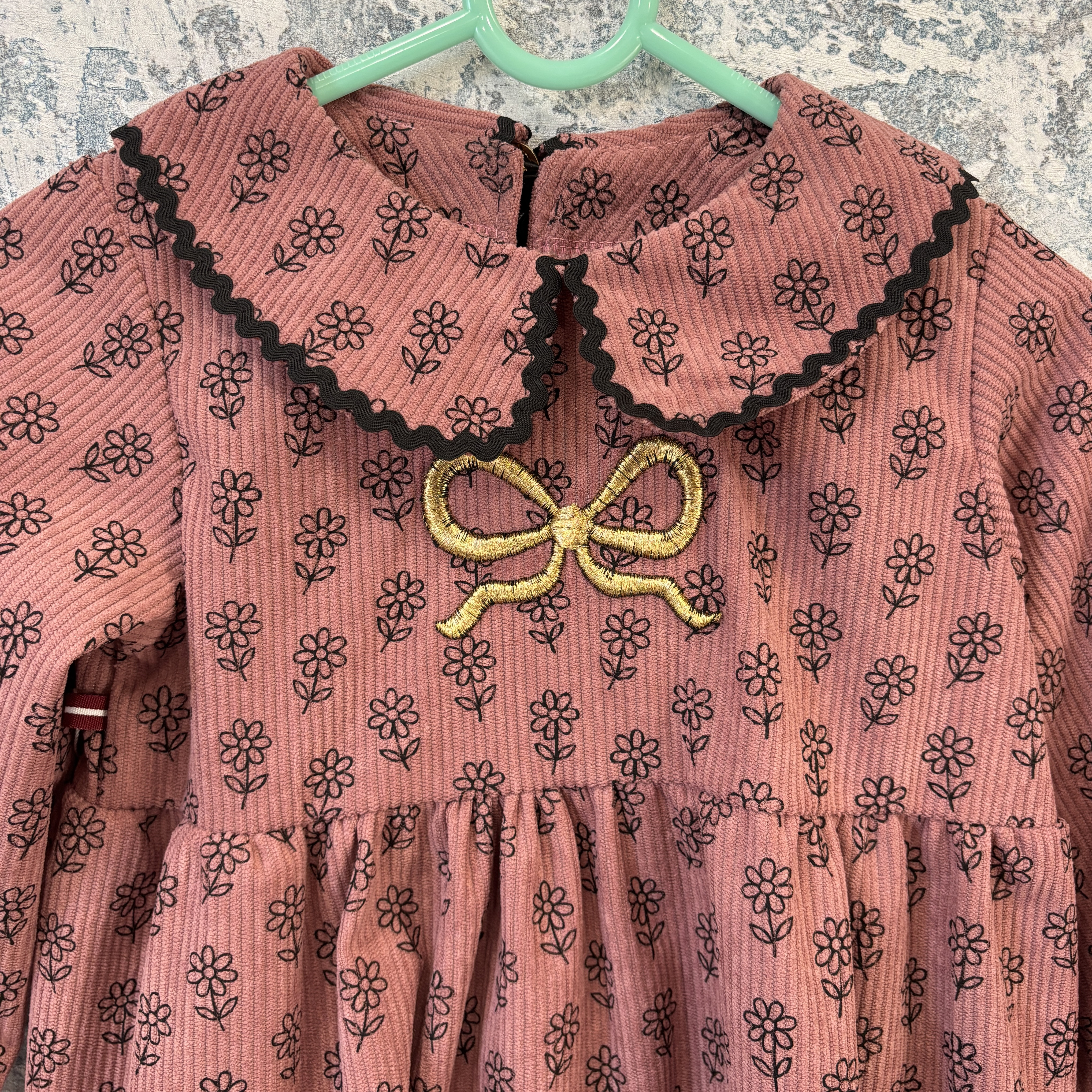 Rozā velūra kleita