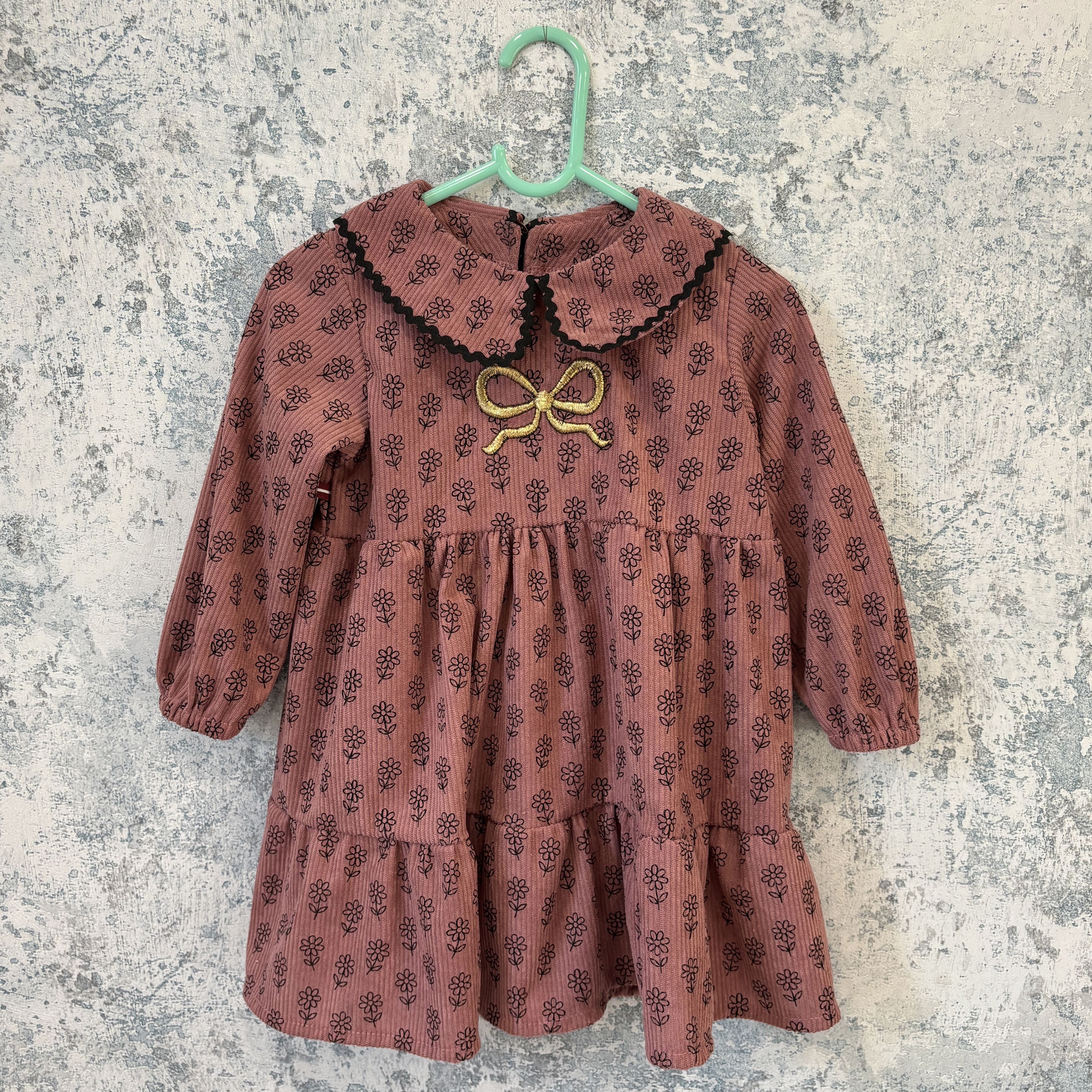 Rozā velūra kleita