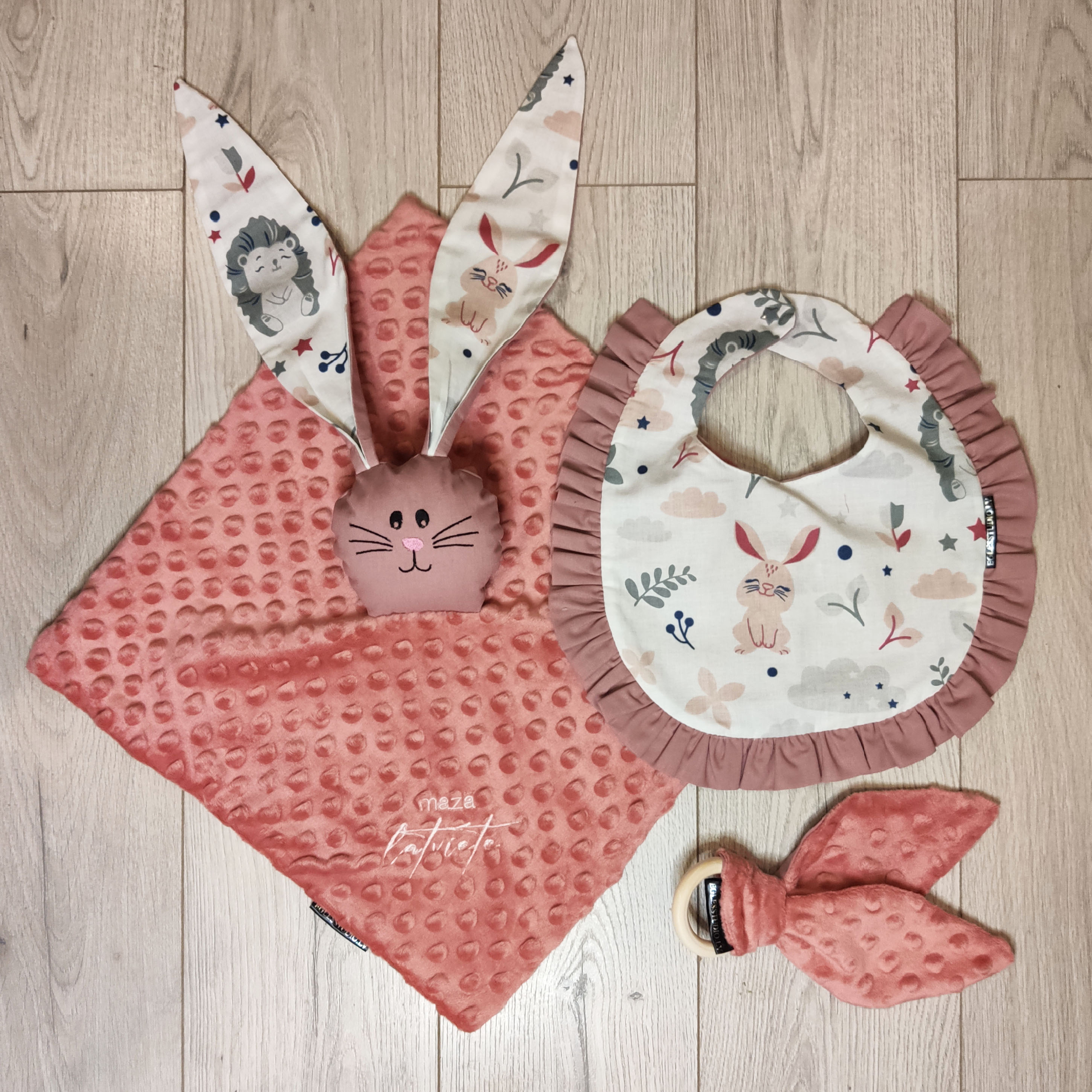 “Mazā Latviete” ezītis jaundzimušo dāvanu kastīte