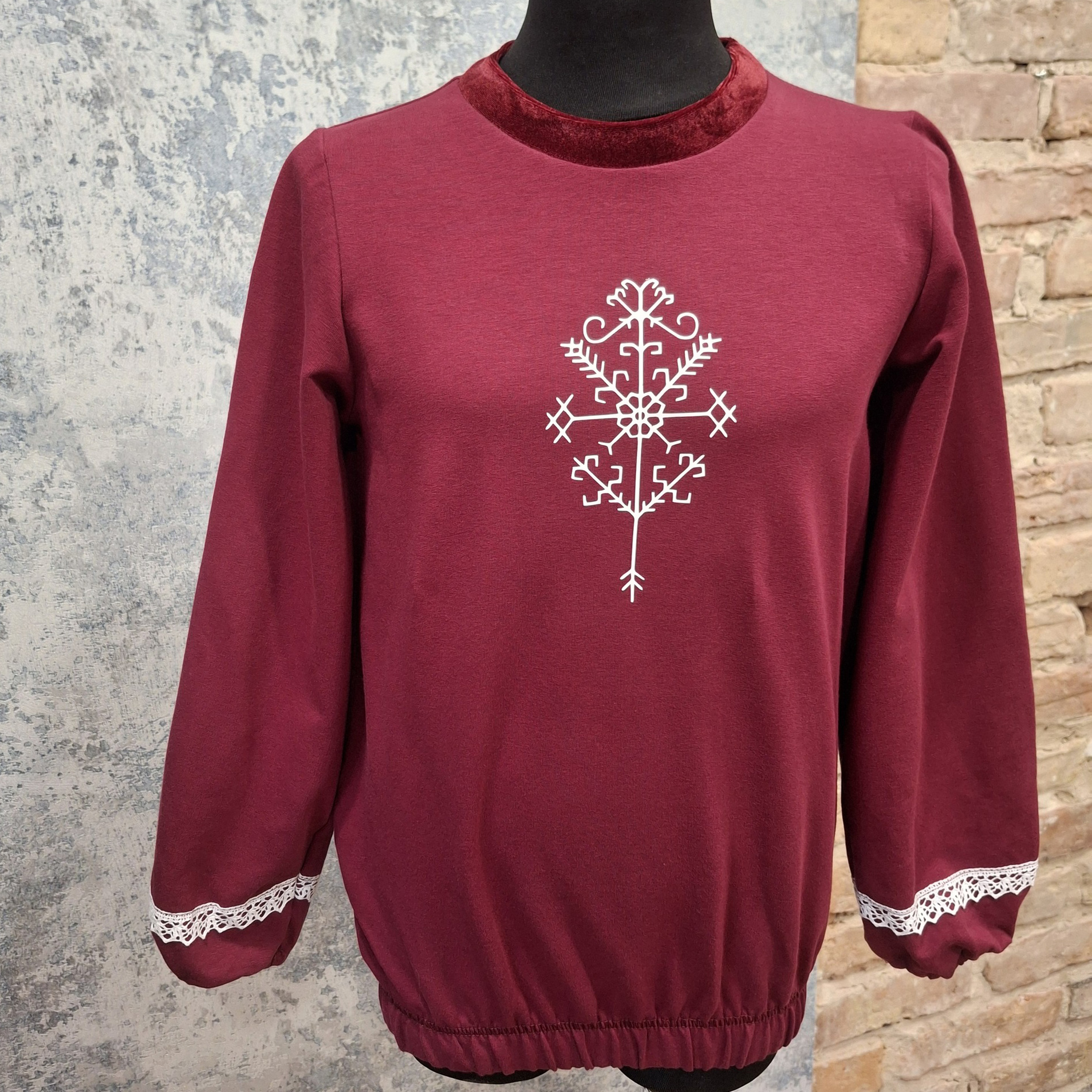 Džemperis ar mežģinēm