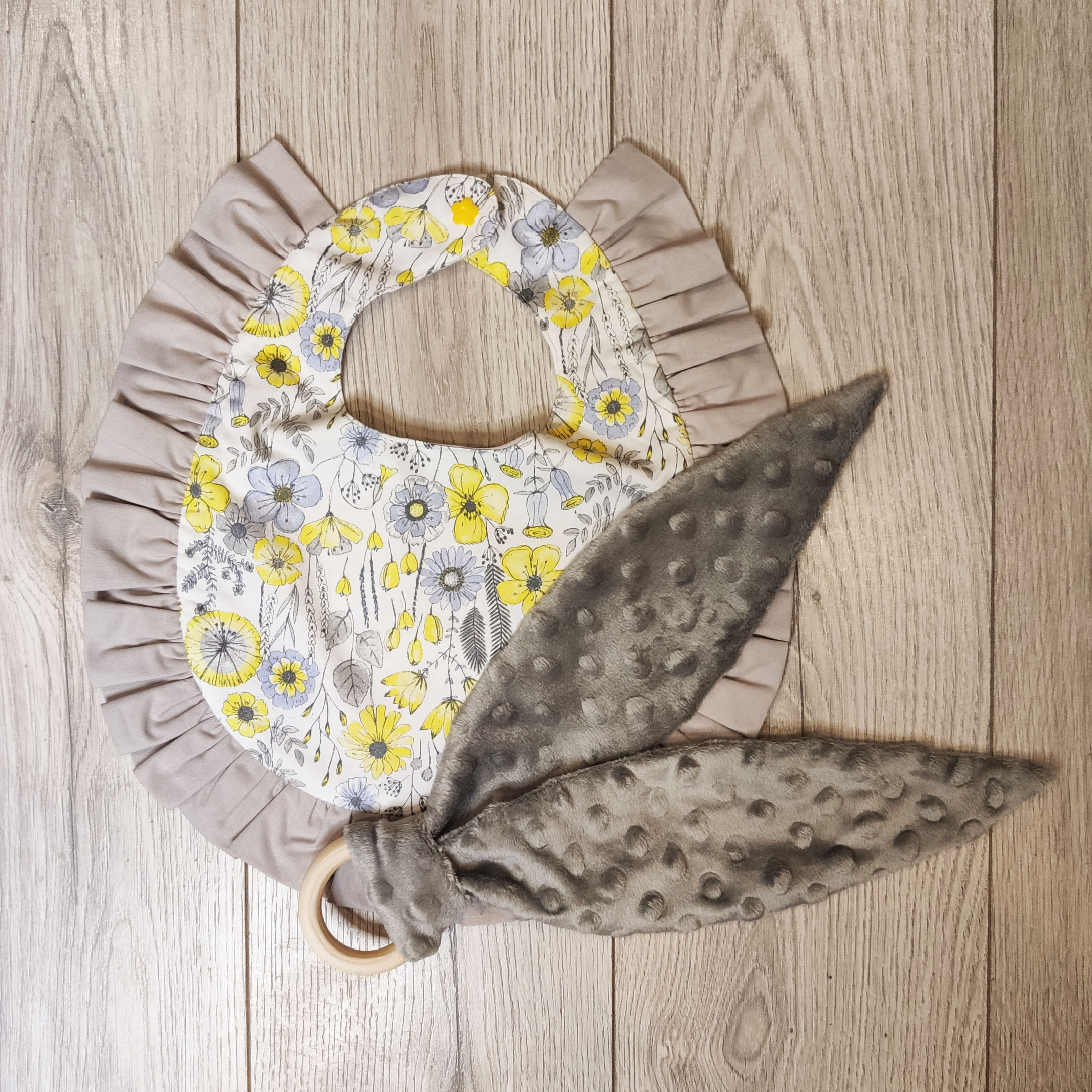 “Mazā Latviete” jaundzimušo dāvanu kastīte