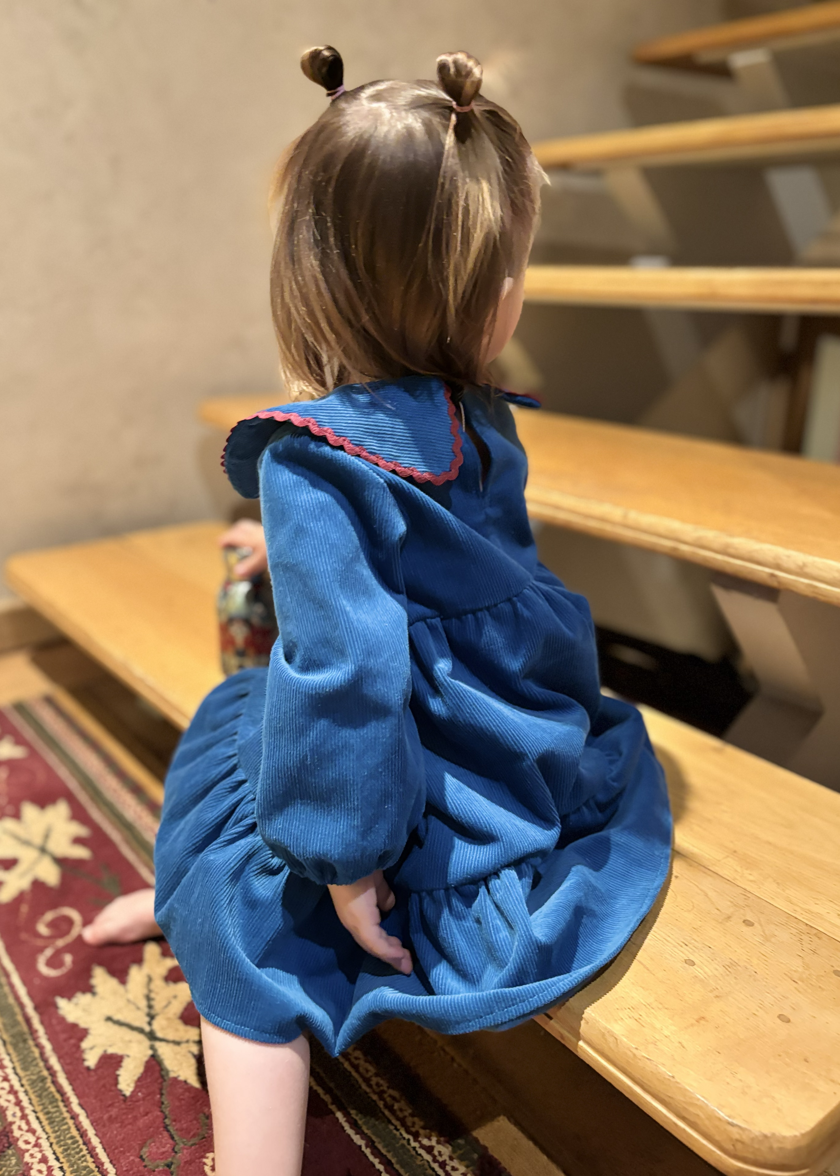 Zilā velūra kleita