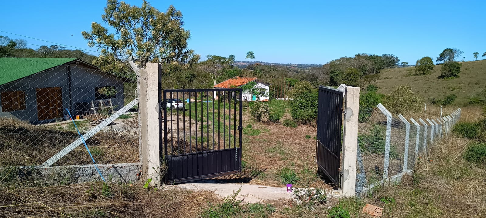Sítio a venda com três casas novas em Porangaba/SP