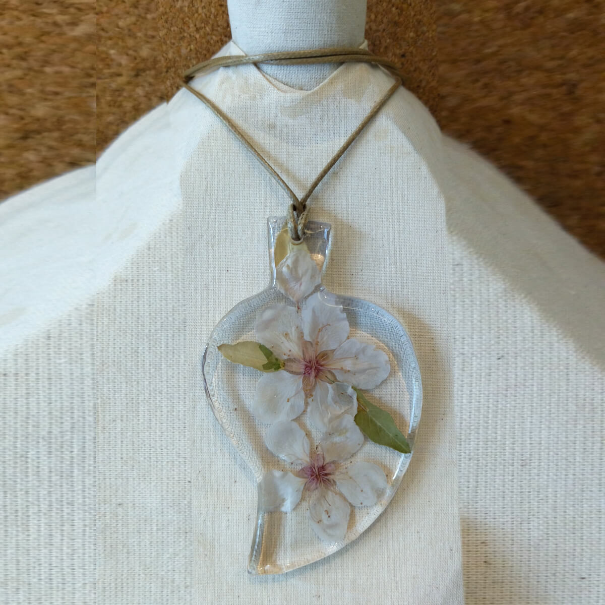 Colar Flor de Pessegueiro