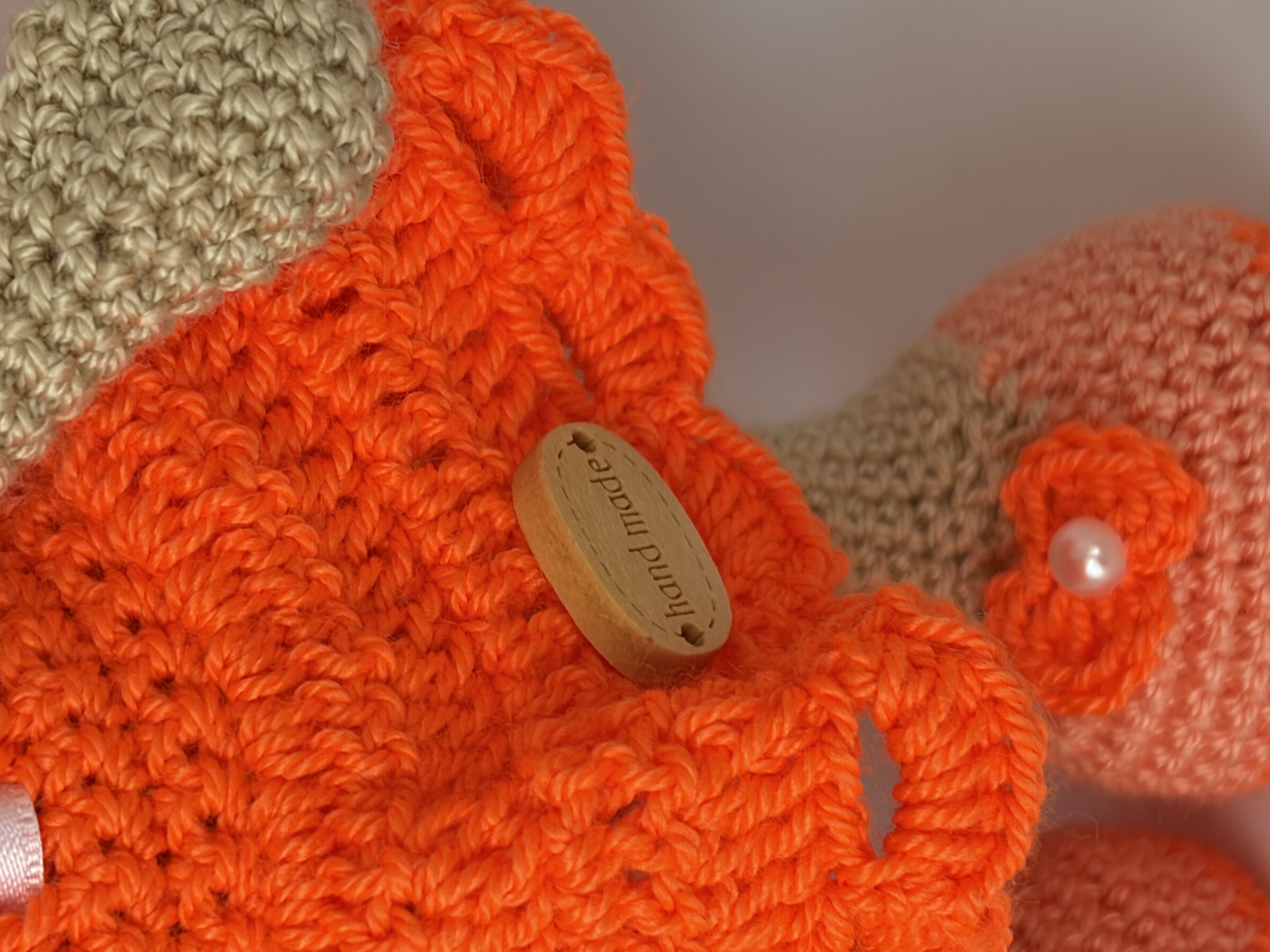 Muñeca amigurumi naranja