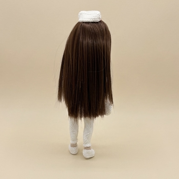 Muñeca enfermera de ganchillo